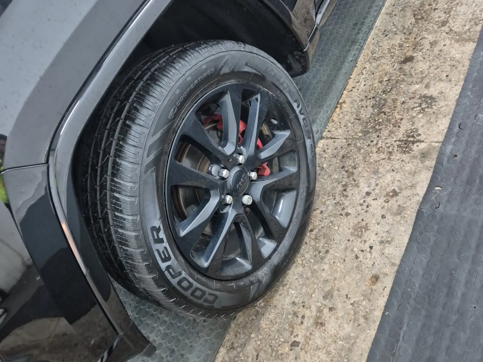 Front driver wheel/tire photo