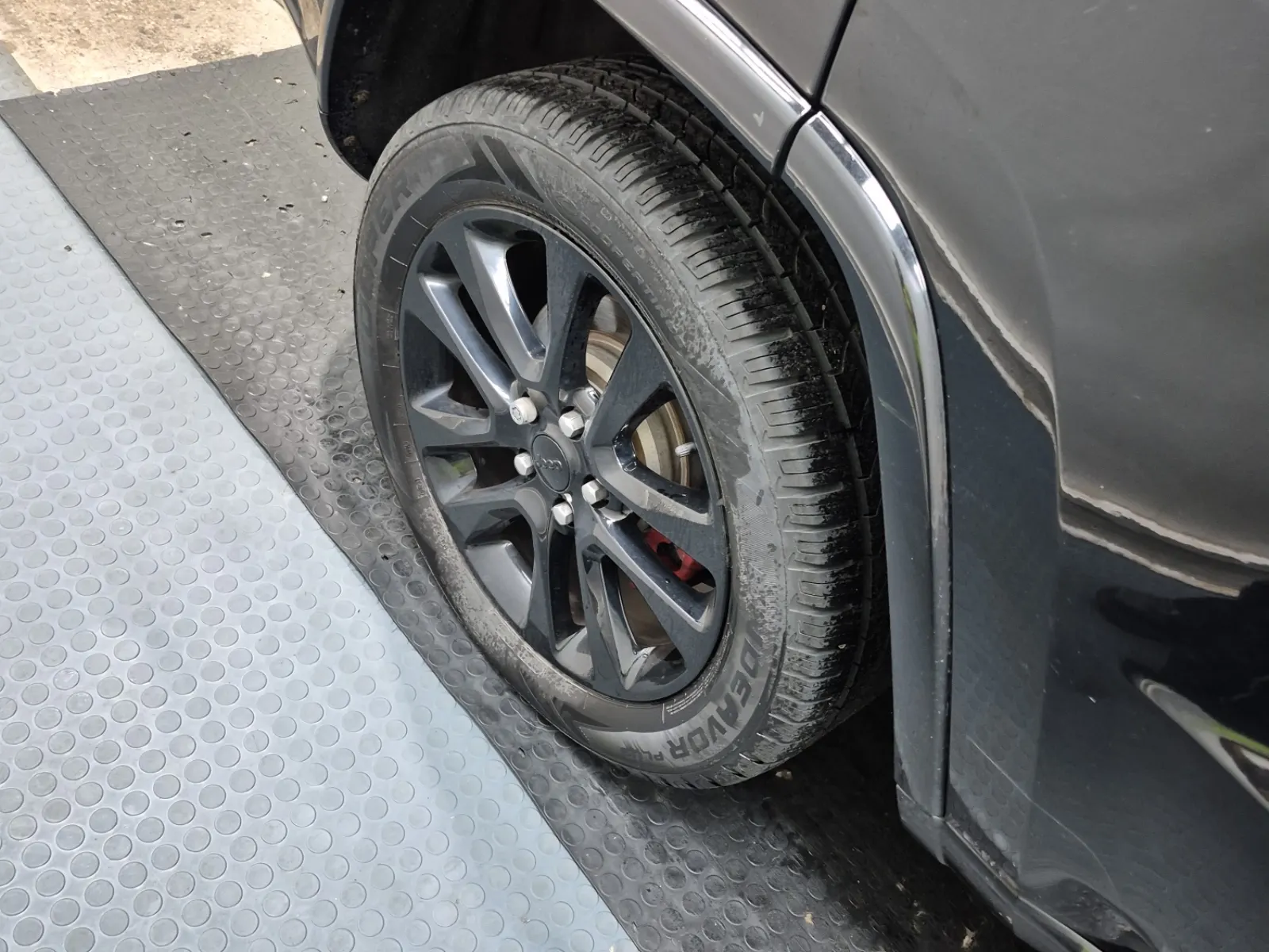 Right Rear Wheel/Tire Photo
