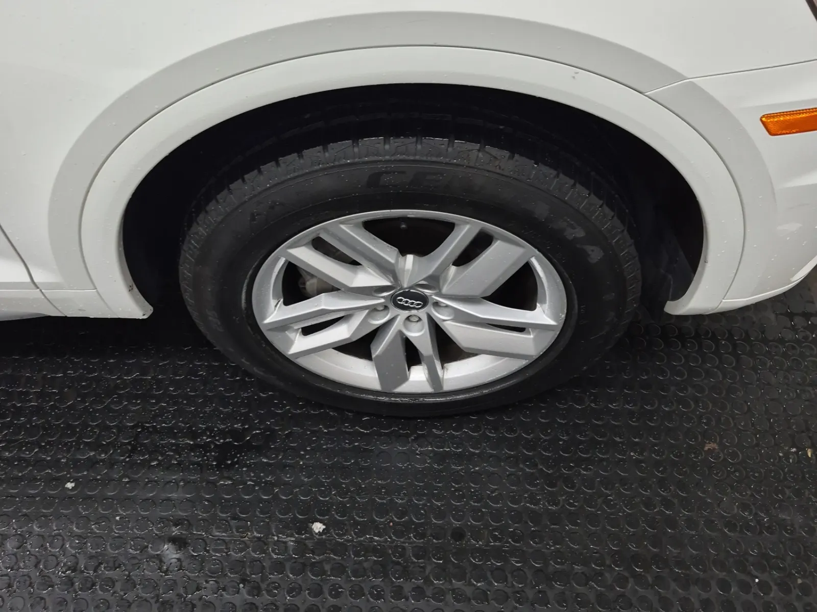 Right Front Wheel/Tire Photo