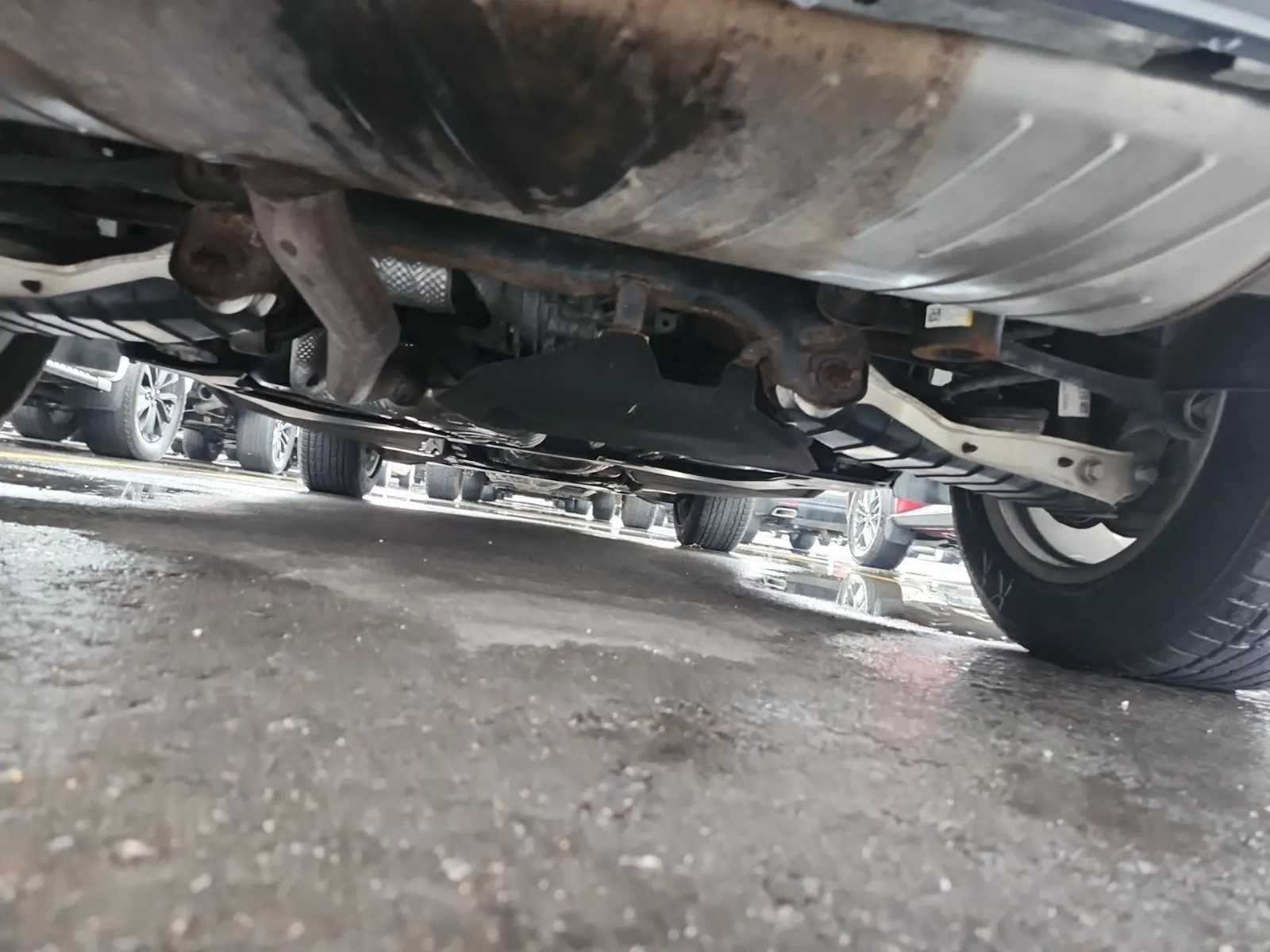 Undercarriage - Rear Photo