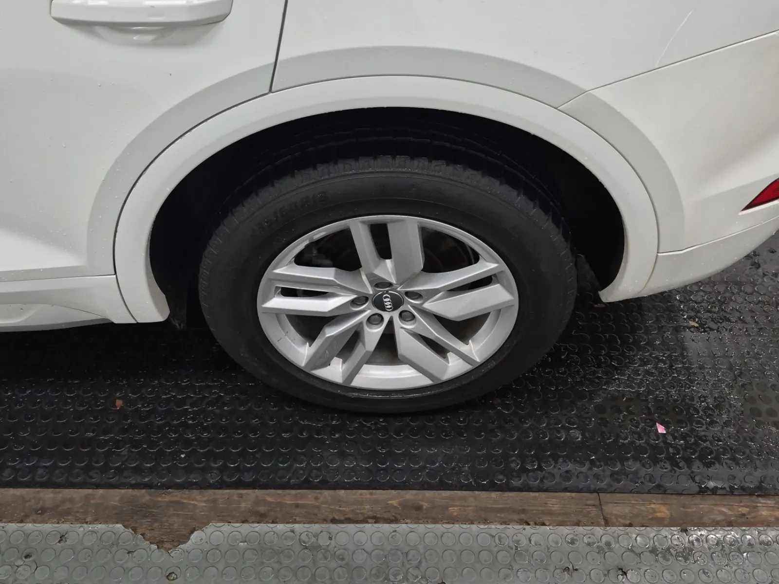 Left Rear Wheel/Tire Photo