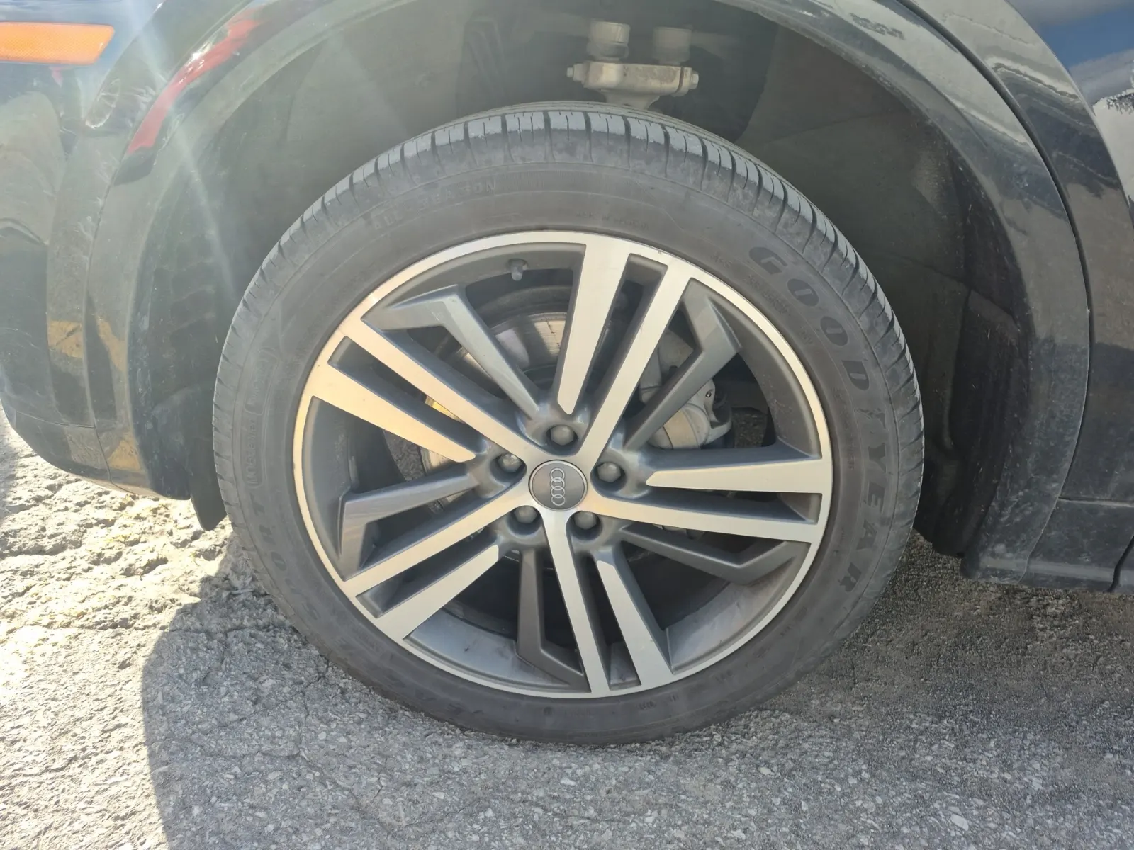 Front driver wheel/tire photo