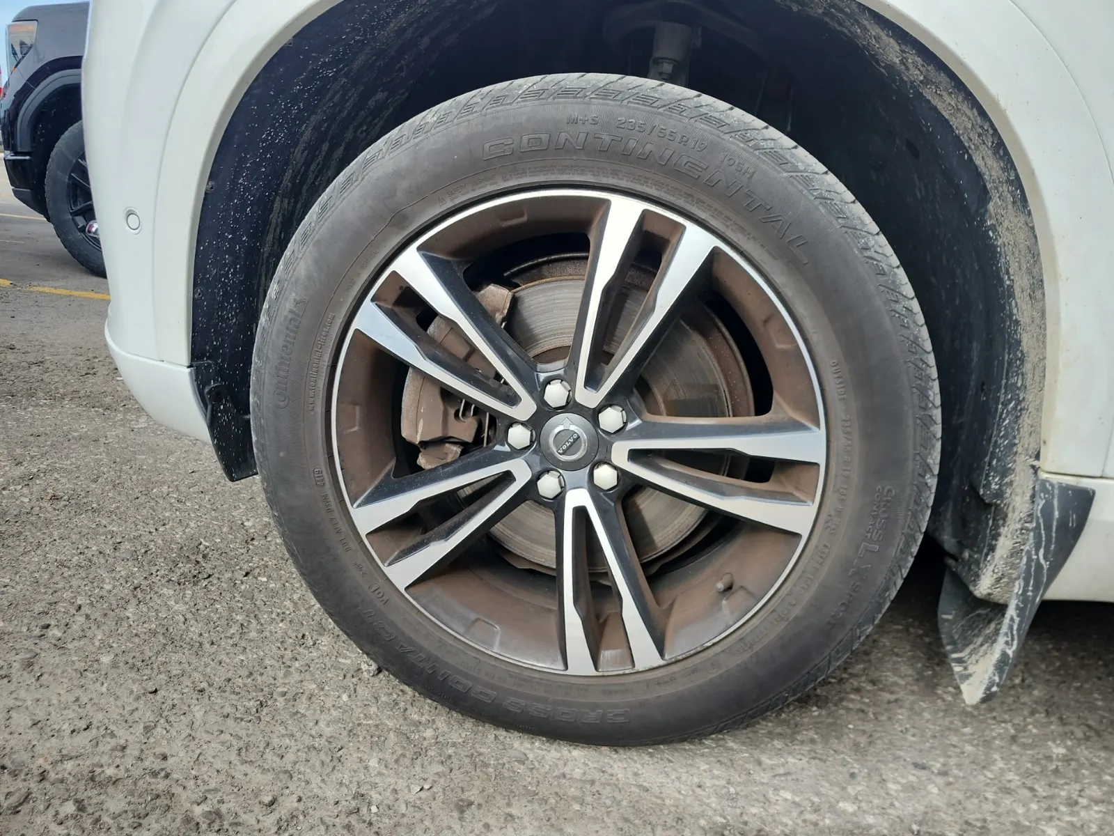 Front driver wheel/tire photo