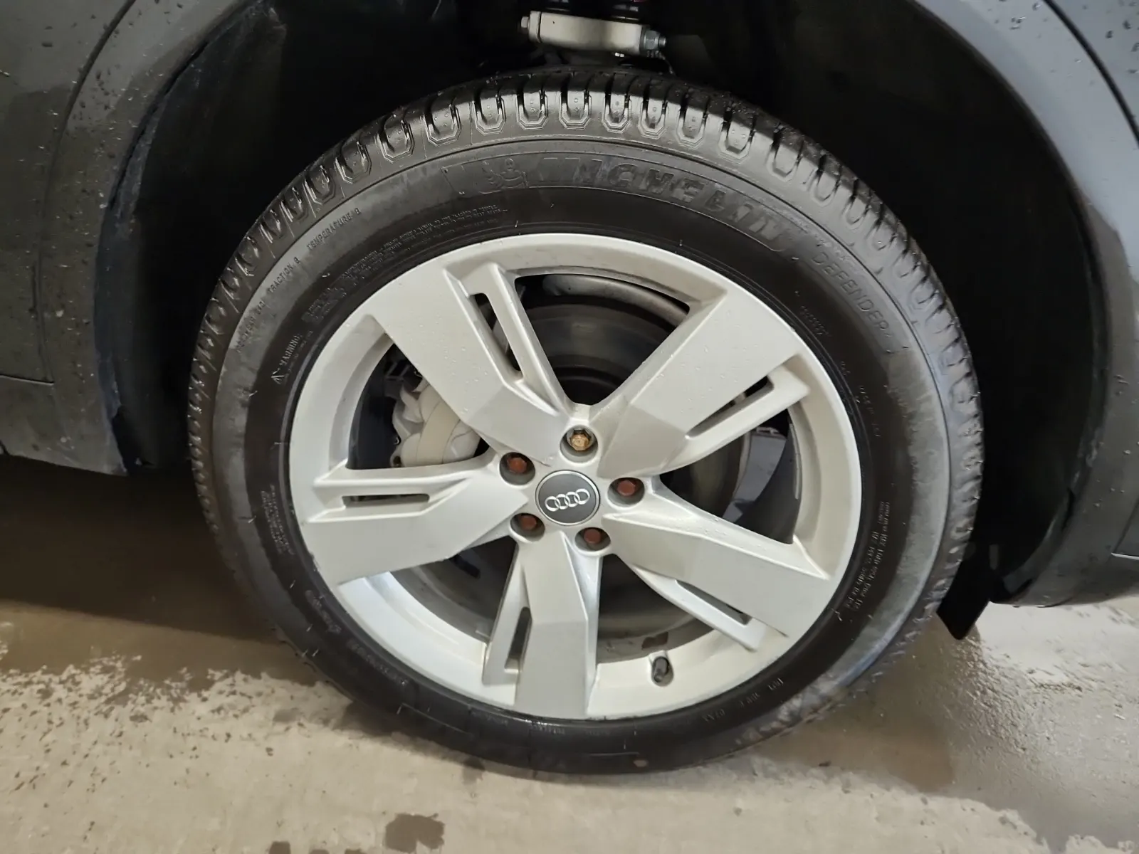 Right Front Wheel/Tire Photo
