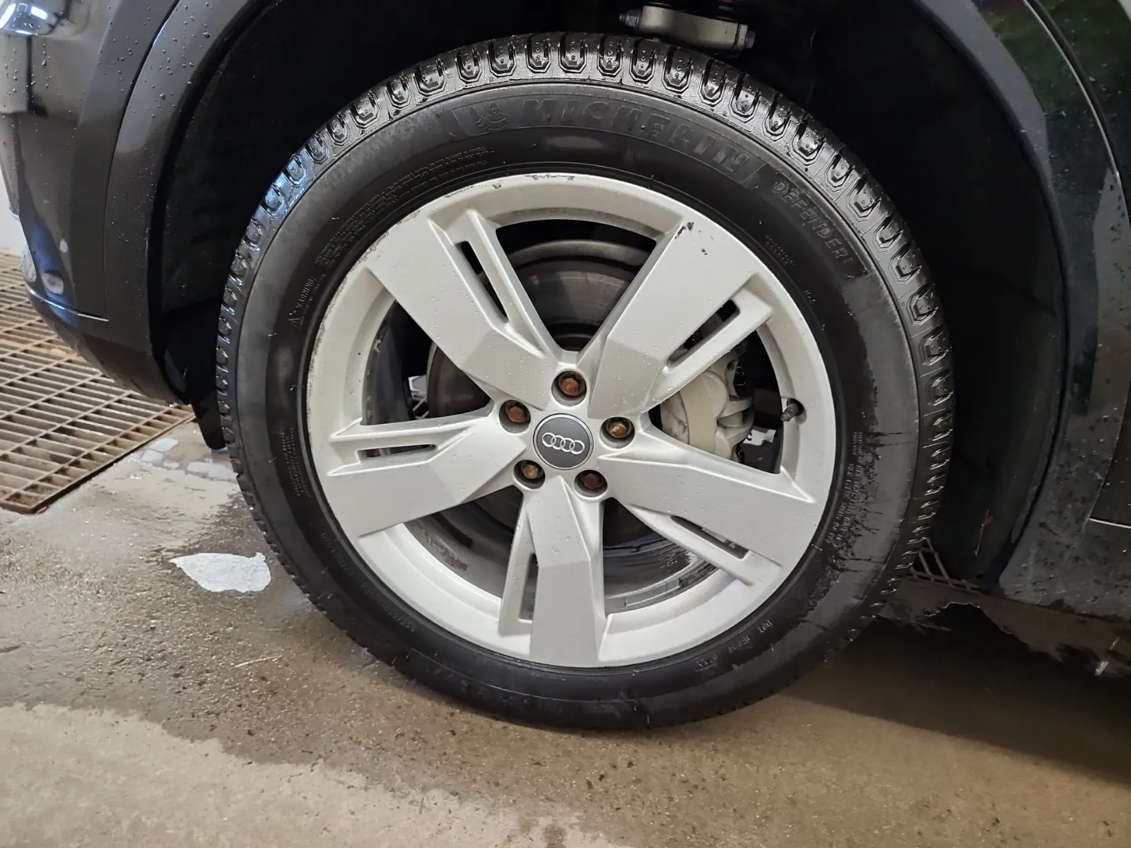Front driver wheel/tire photo