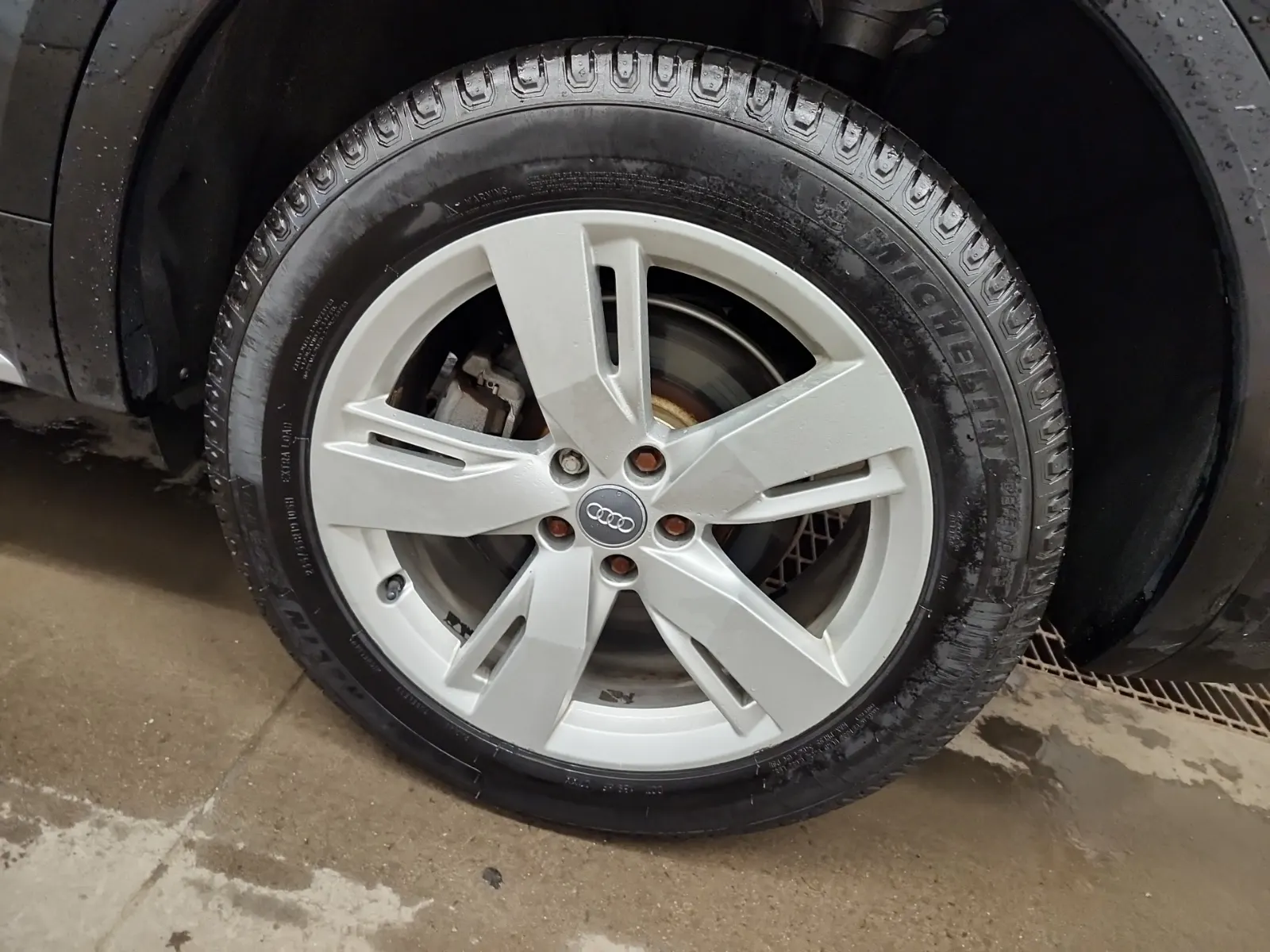 Left Rear Wheel/Tire Photo