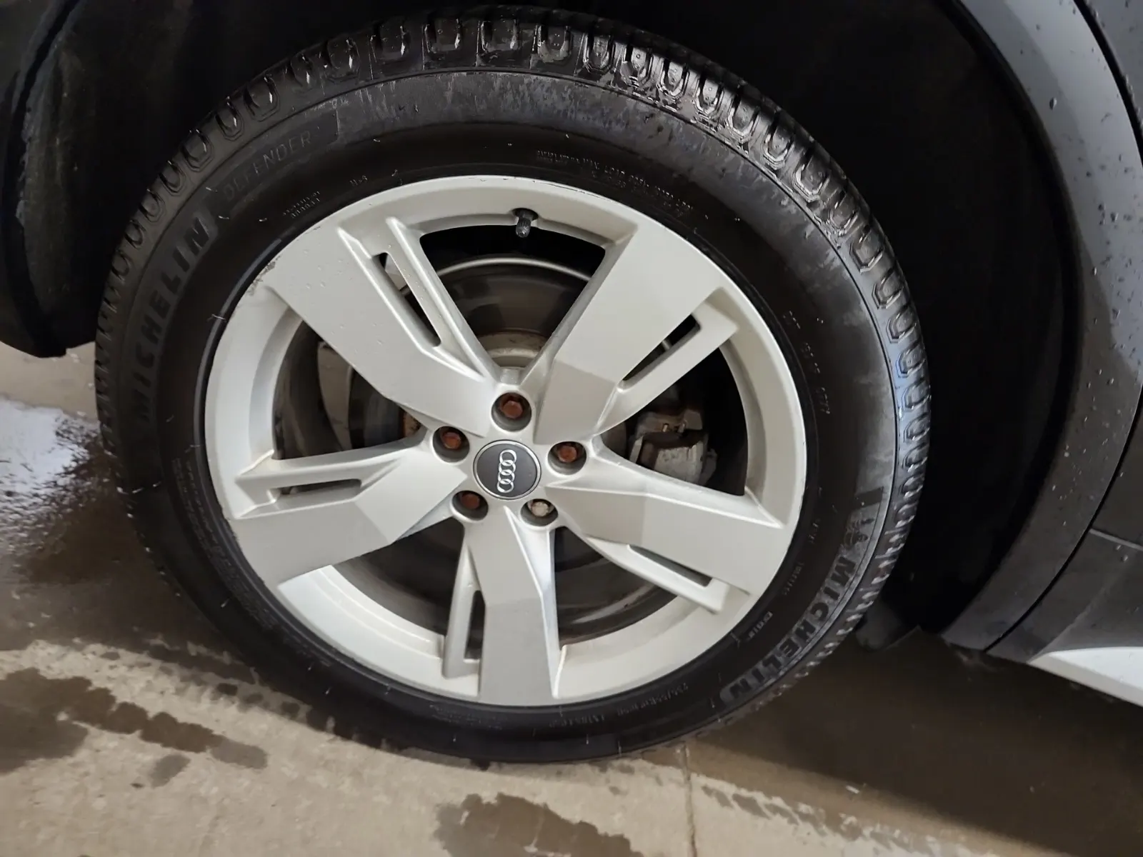 Right Rear Wheel/Tire Photo