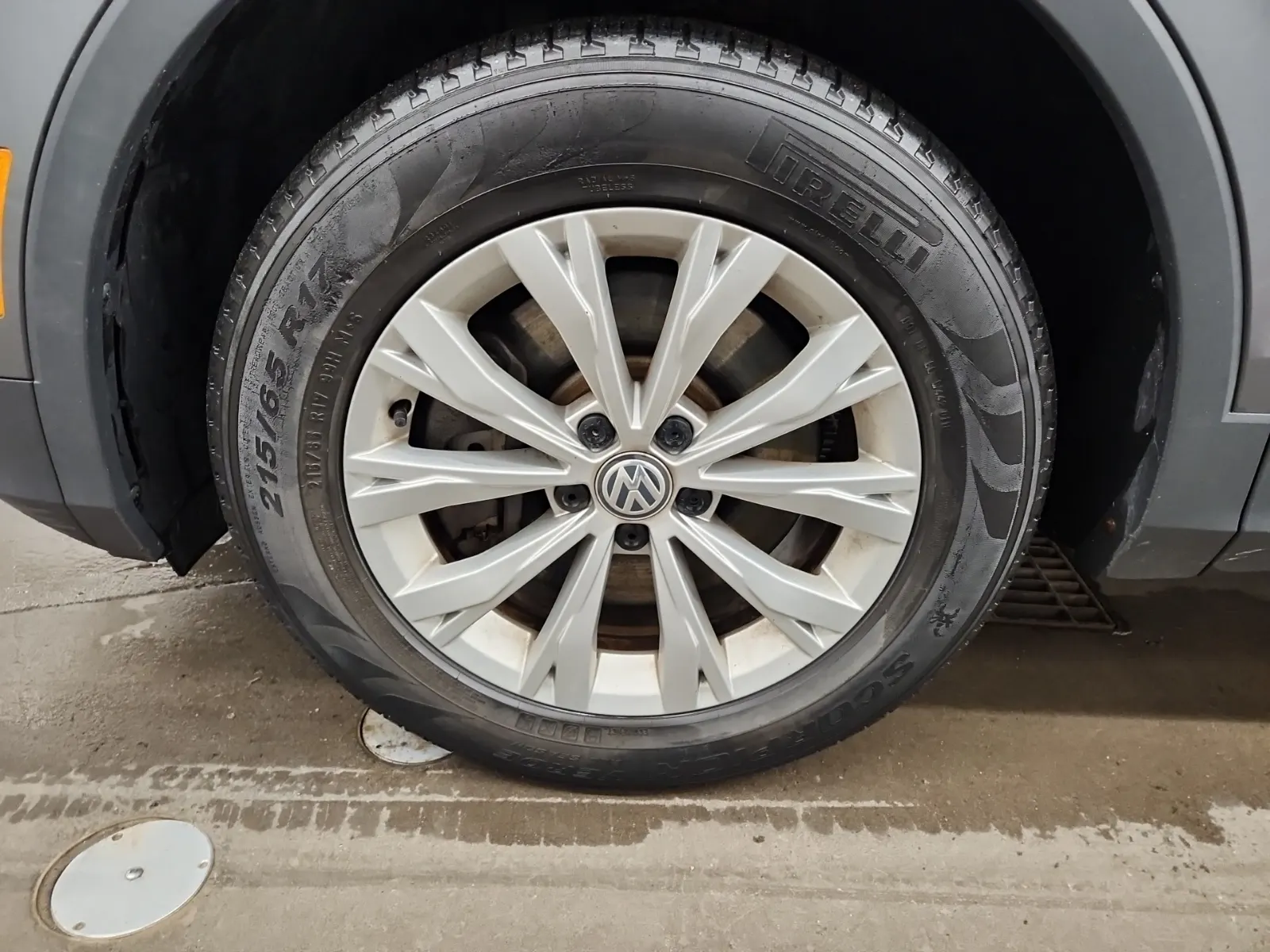 Front driver wheel/tire photo