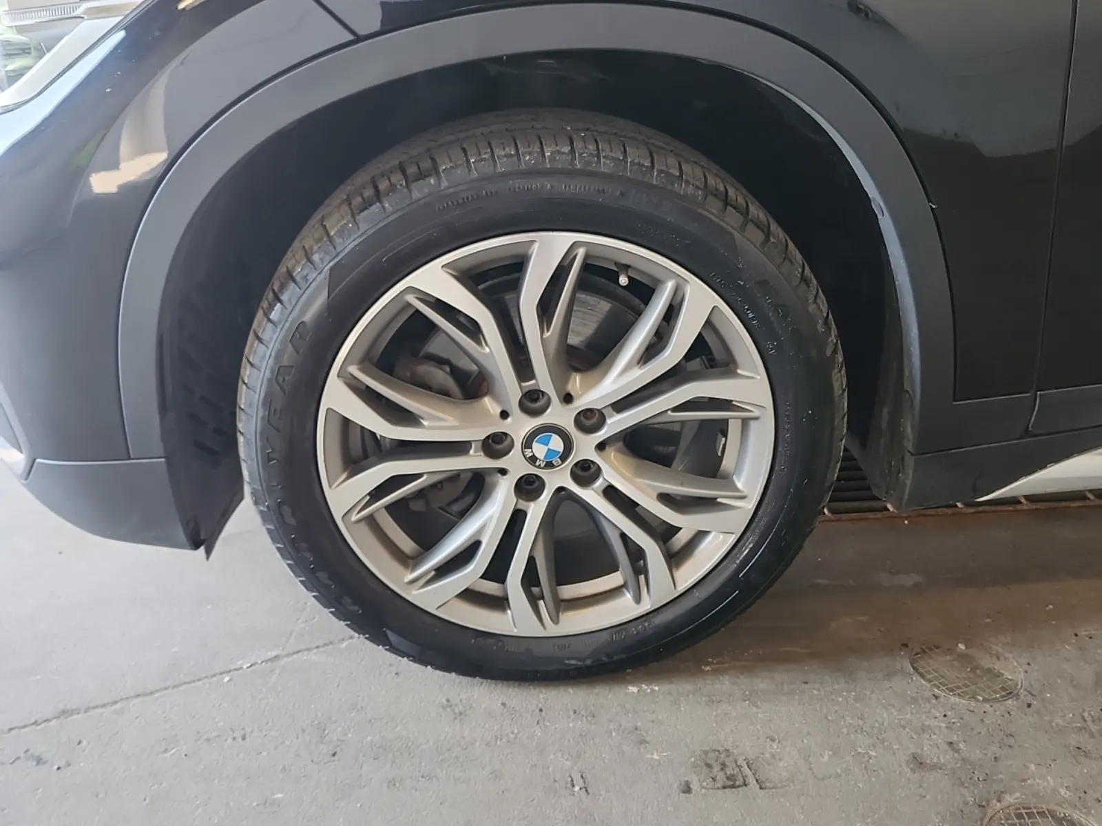 Front driver wheel/tire photo