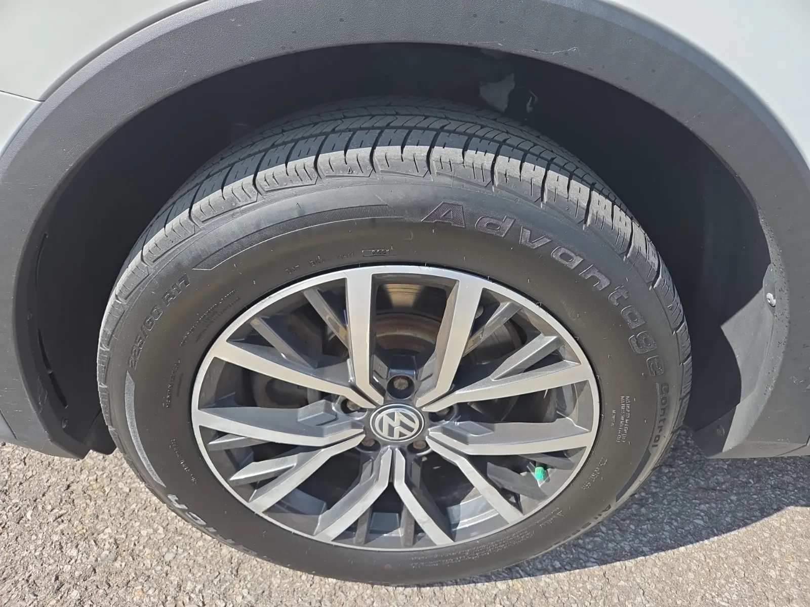 Front driver wheel/tire photo