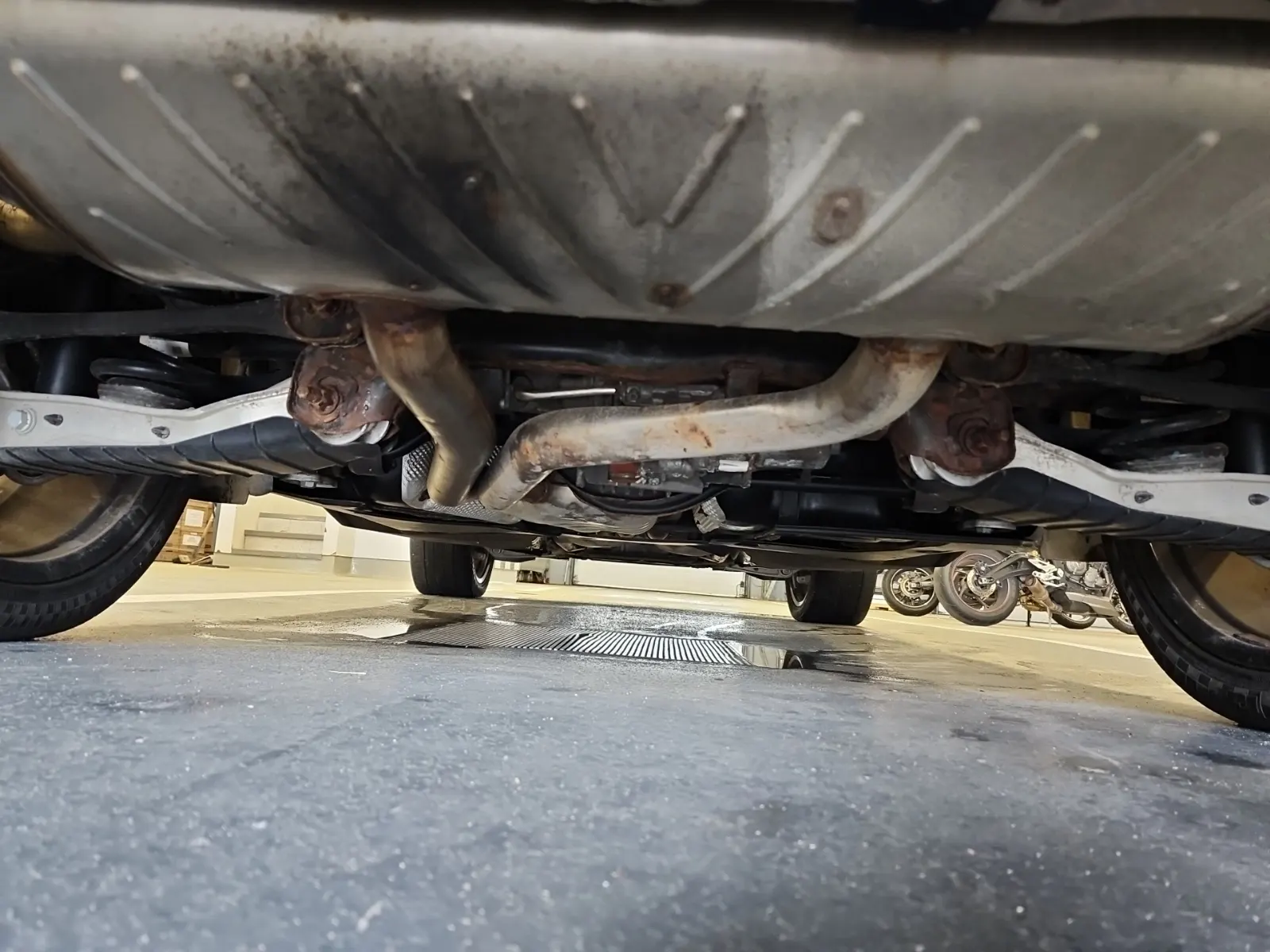 Undercarriage - Rear Photo