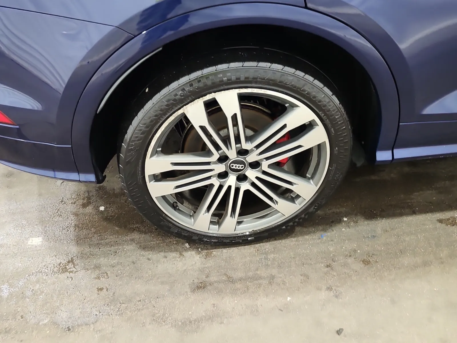 Right Rear Wheel/Tire Photo