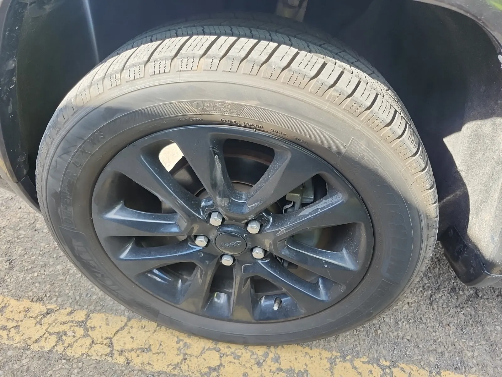 Front driver wheel/tire photo