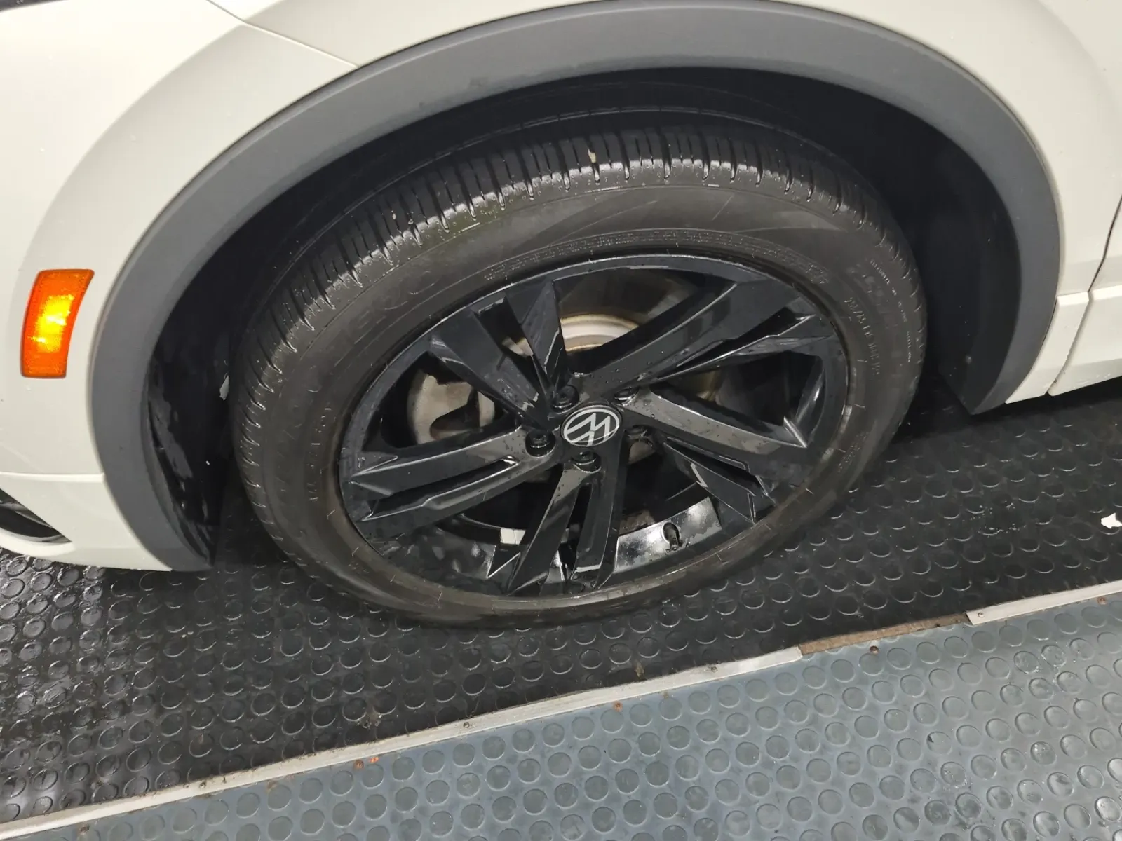 Front driver wheel/tire photo
