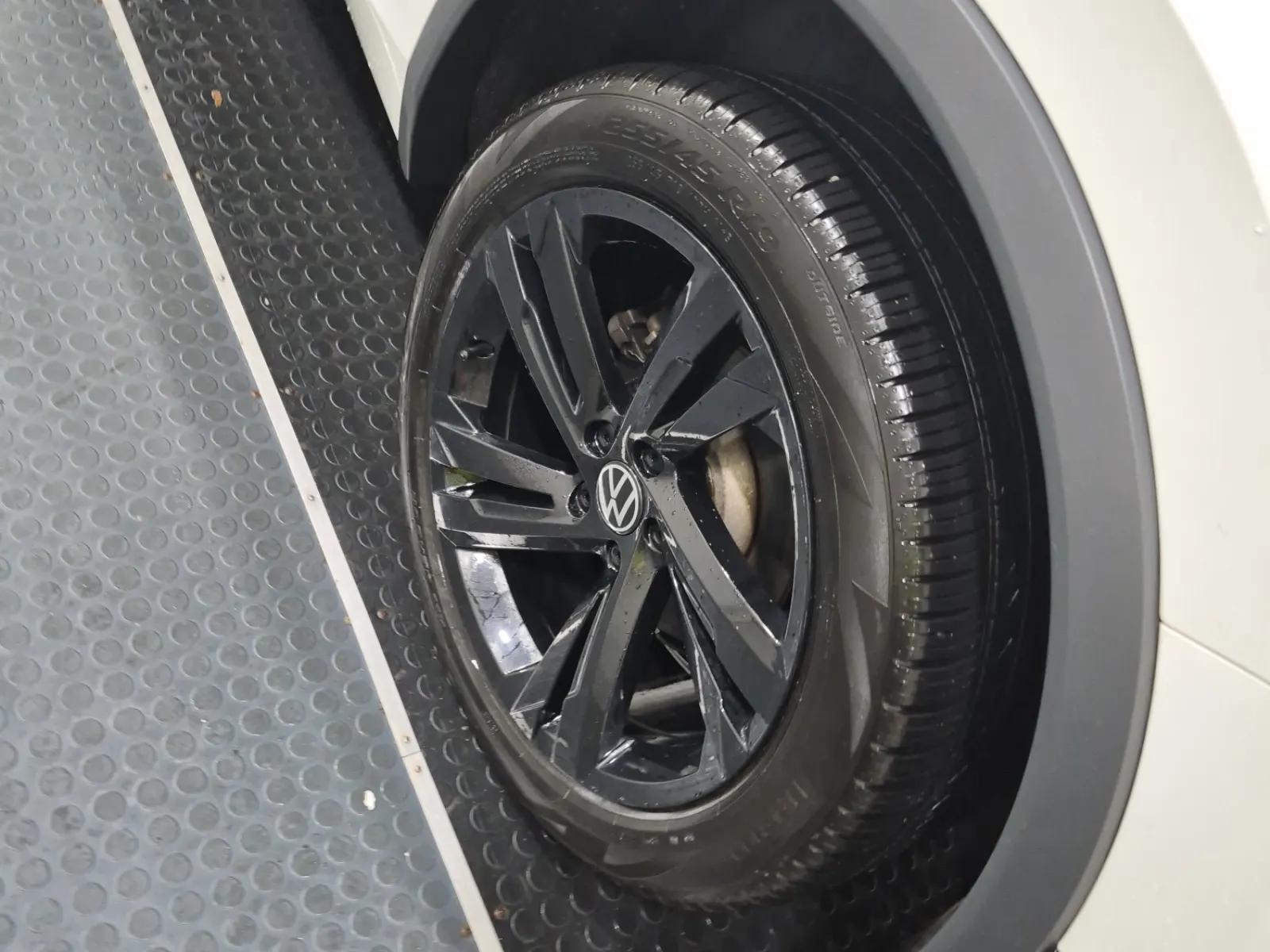 Left Rear Wheel/Tire Photo