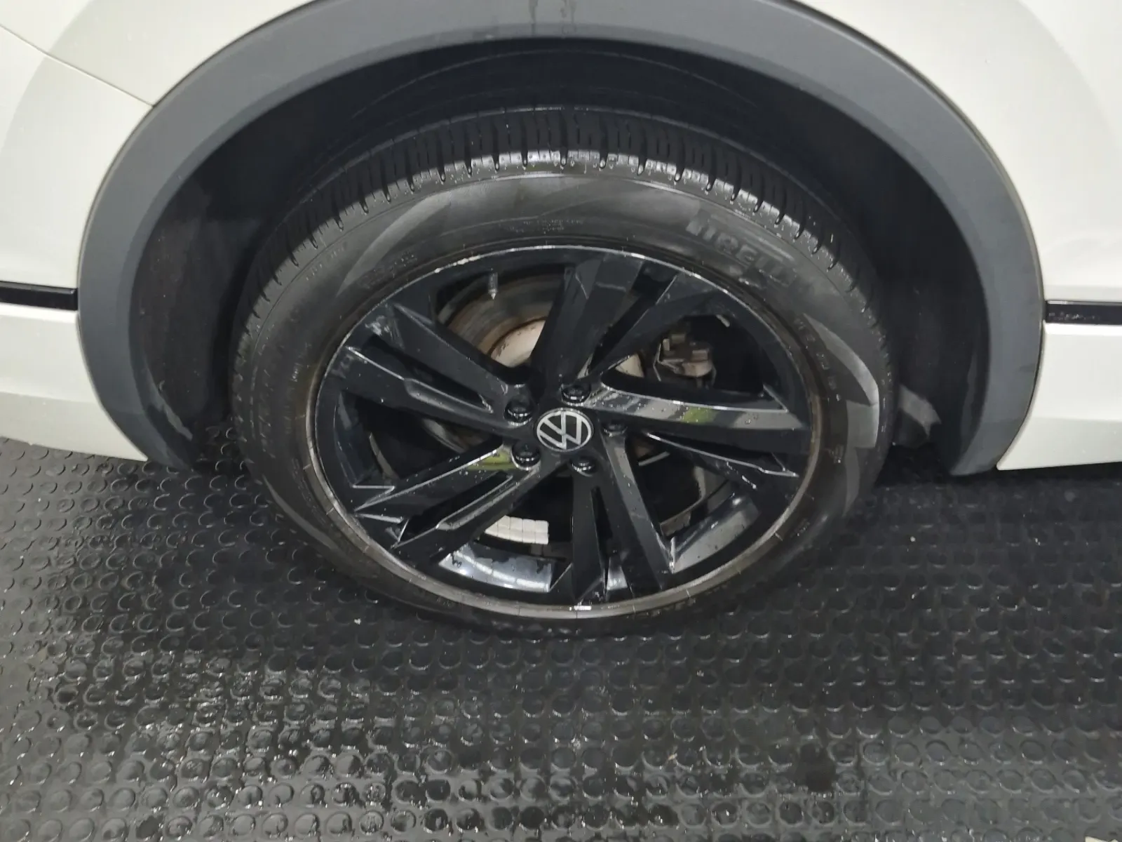 Right Rear Wheel/Tire Photo