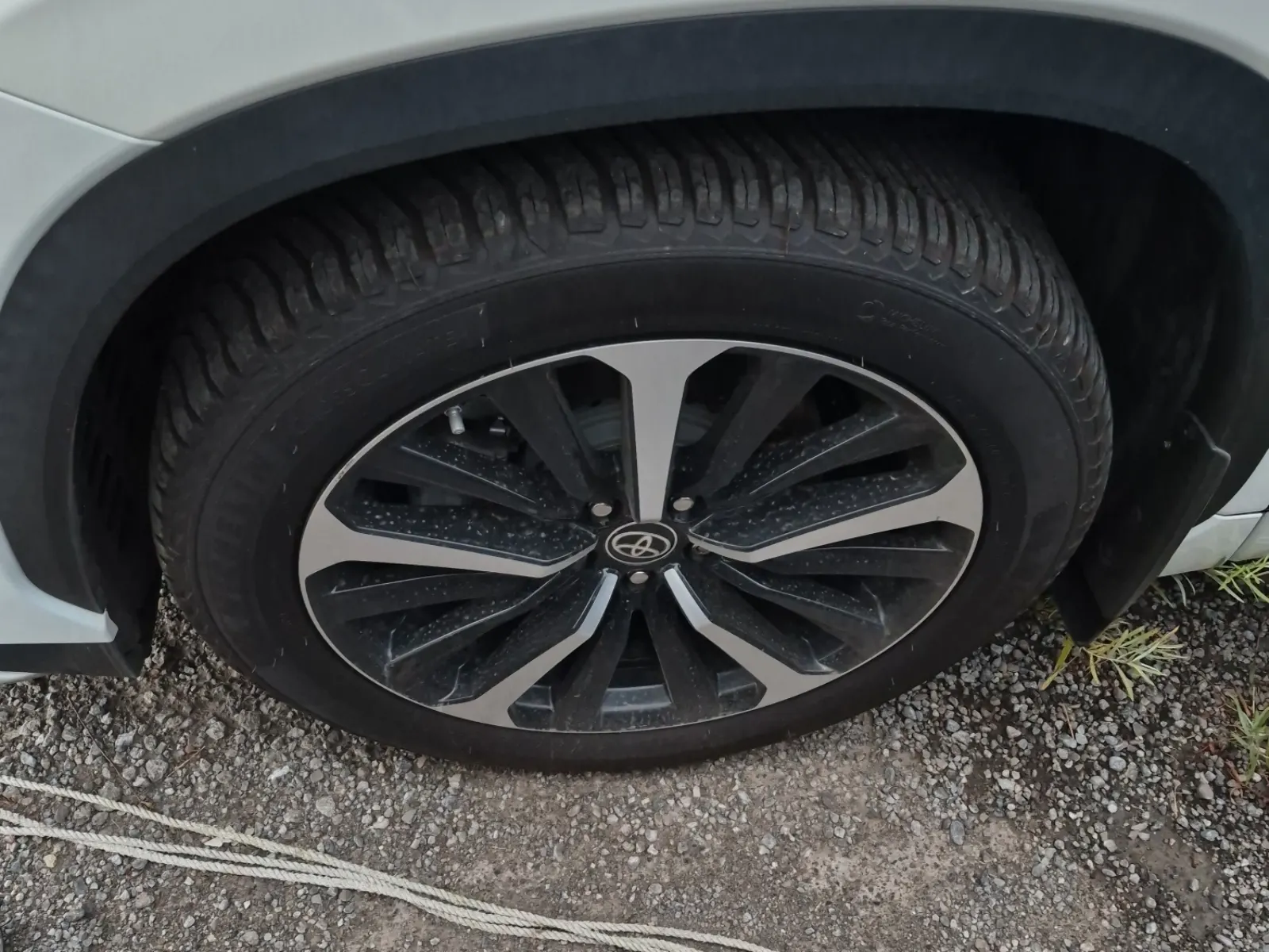 Front driver wheel/tire photo
