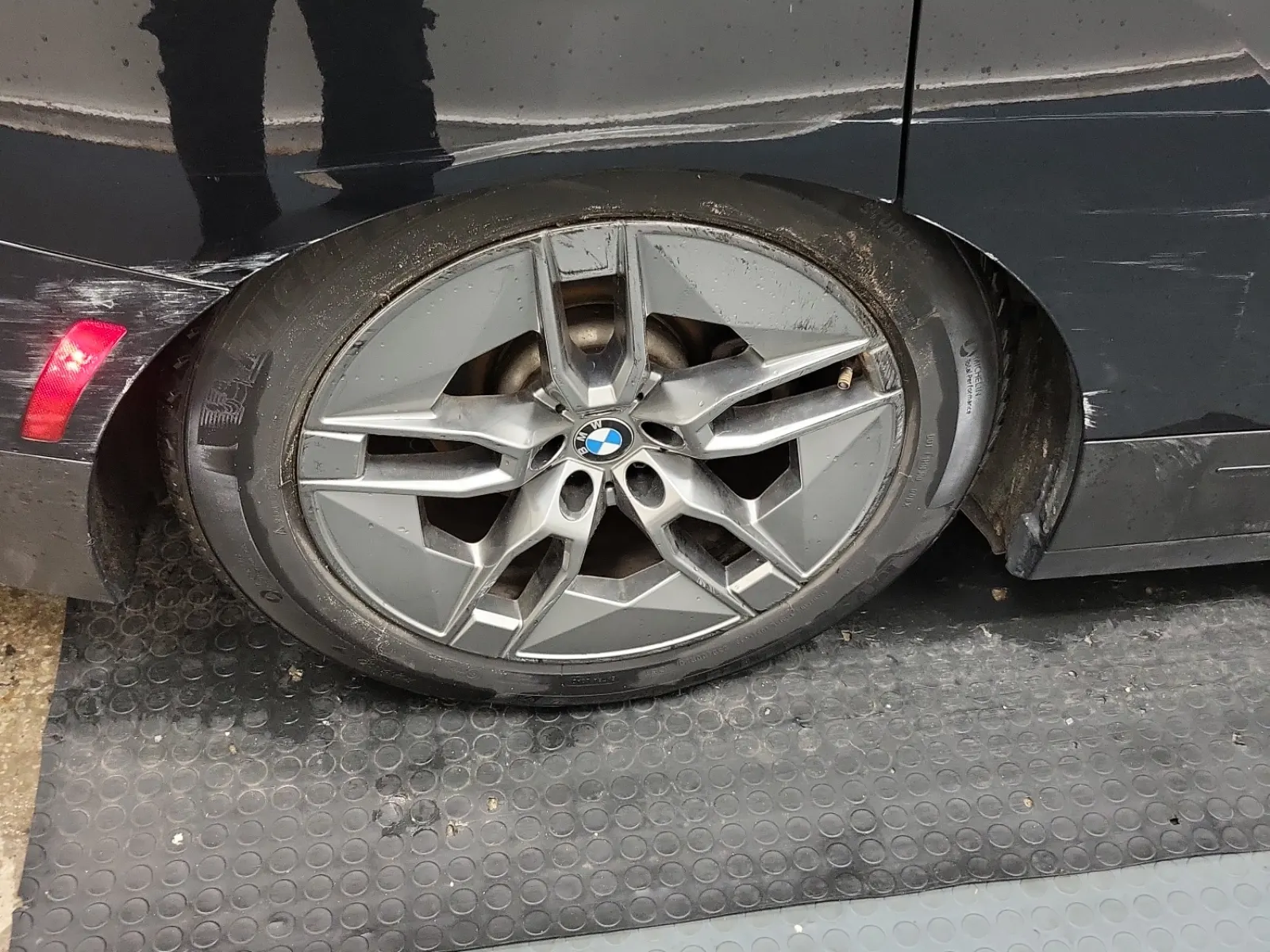 Right Rear Wheel/Tire Photo