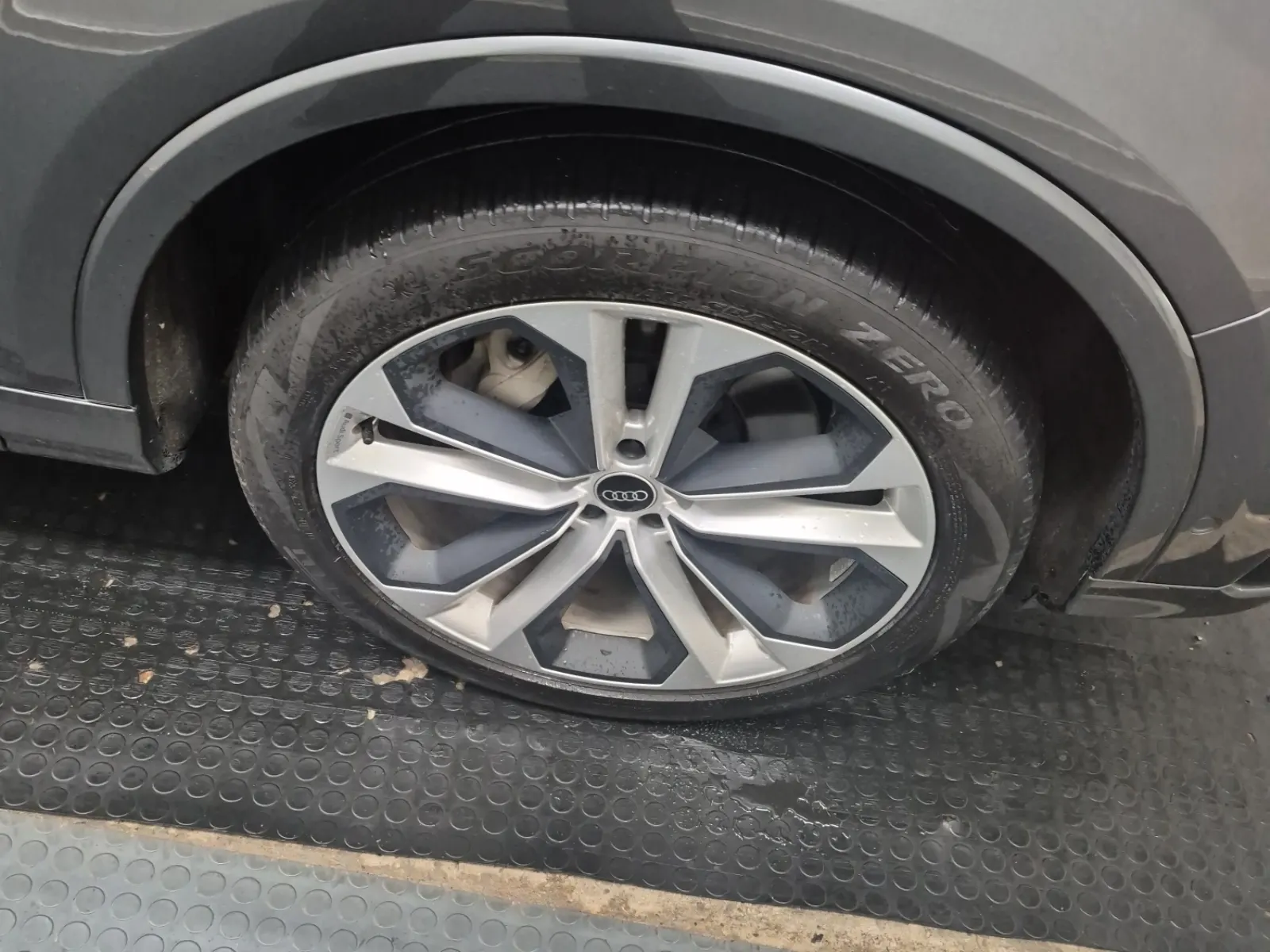 Right Front Wheel/Tire Photo