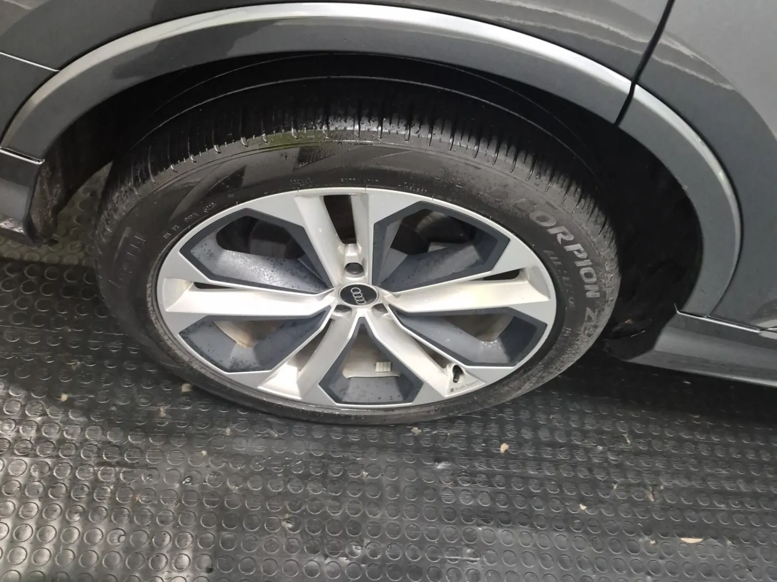 Right Rear Wheel/Tire Photo