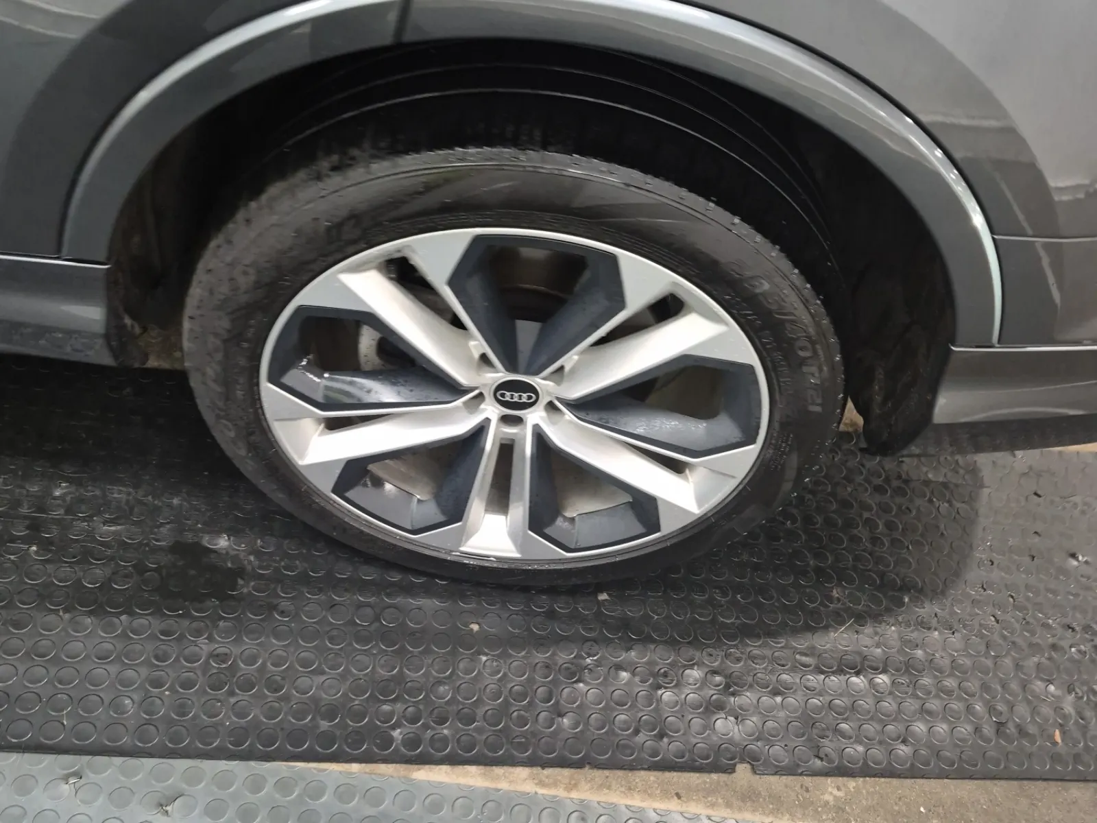 Left Rear Wheel/Tire Photo