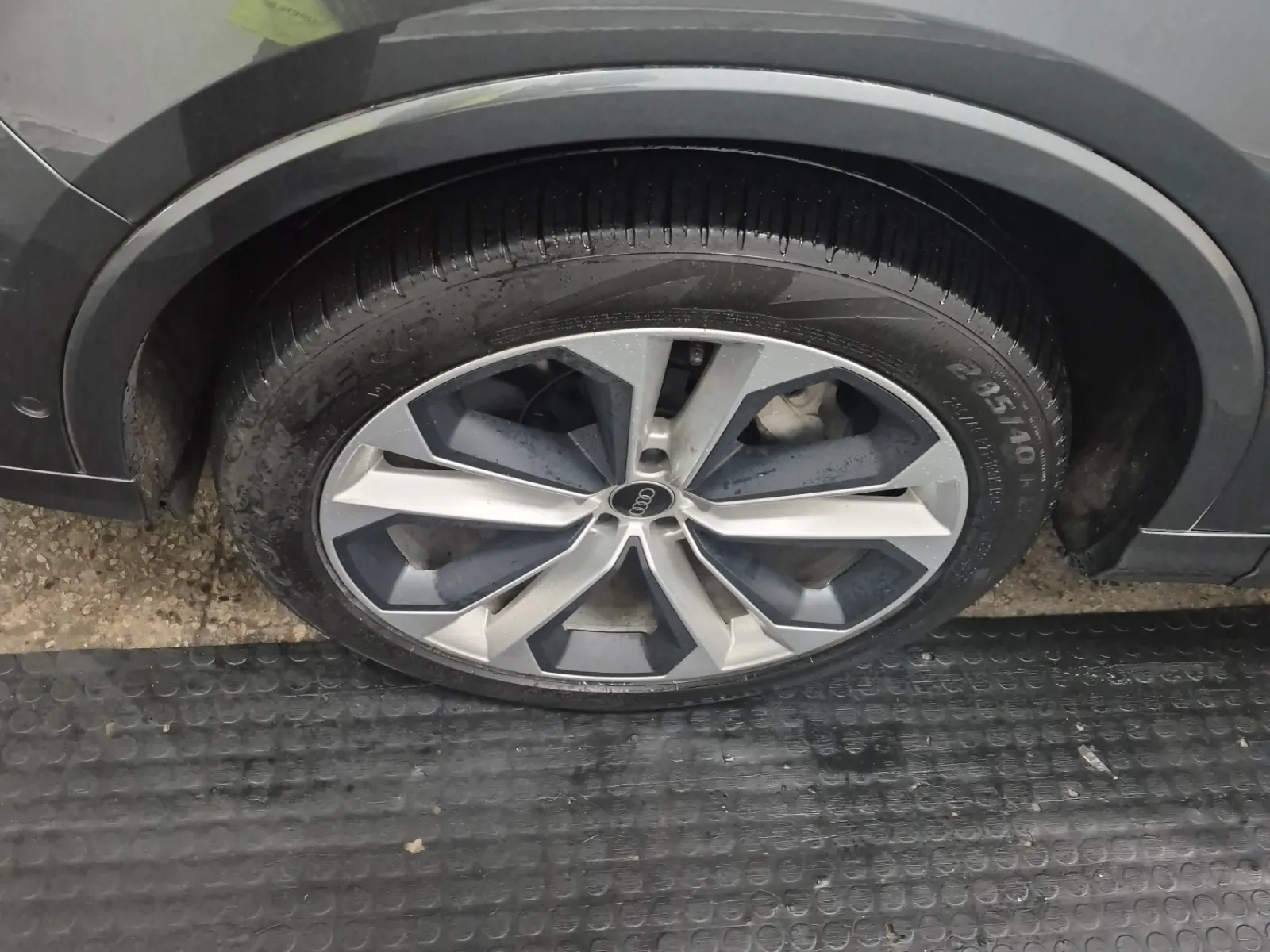 Front driver wheel/tire photo