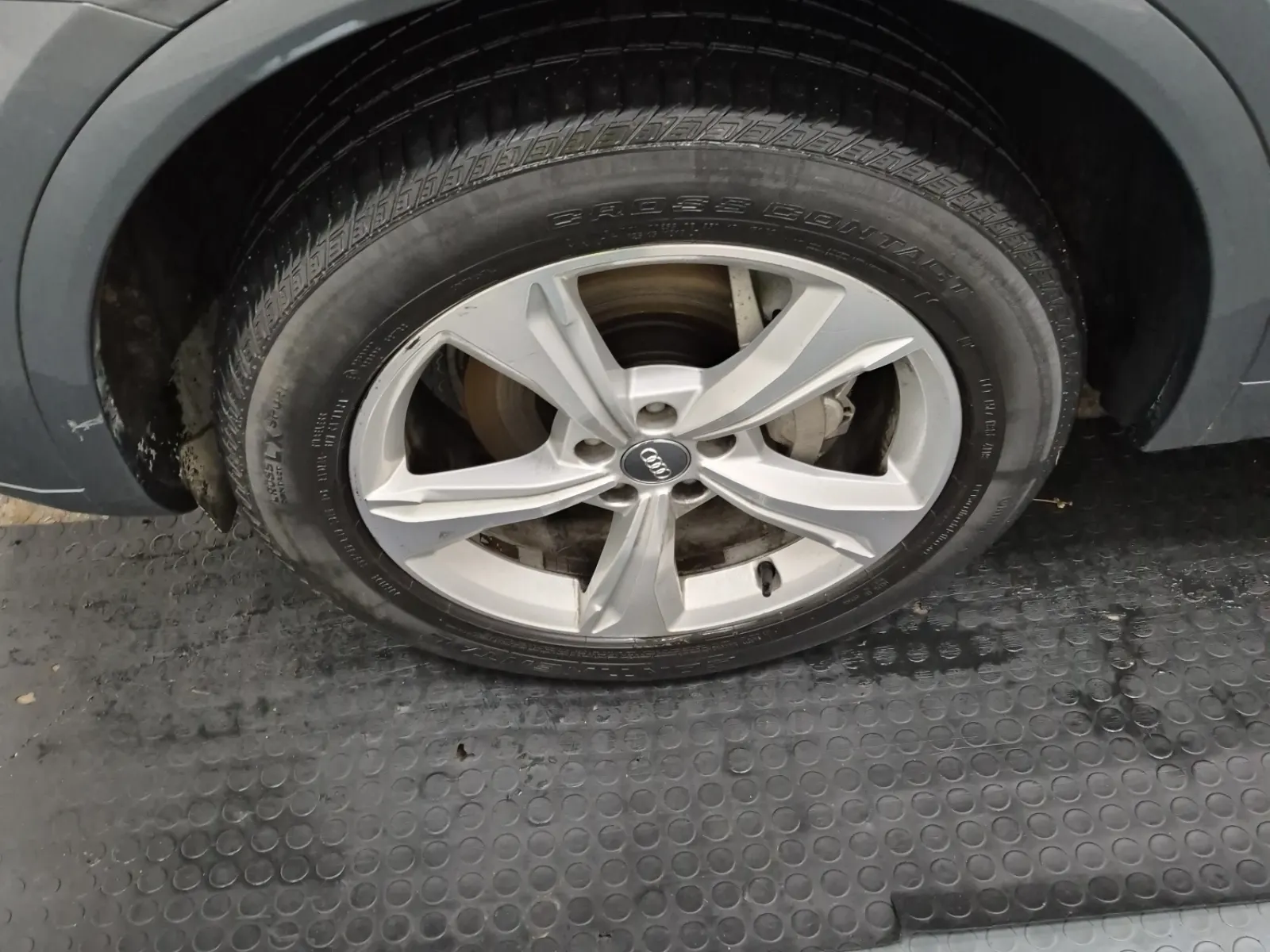 Front driver wheel/tire photo