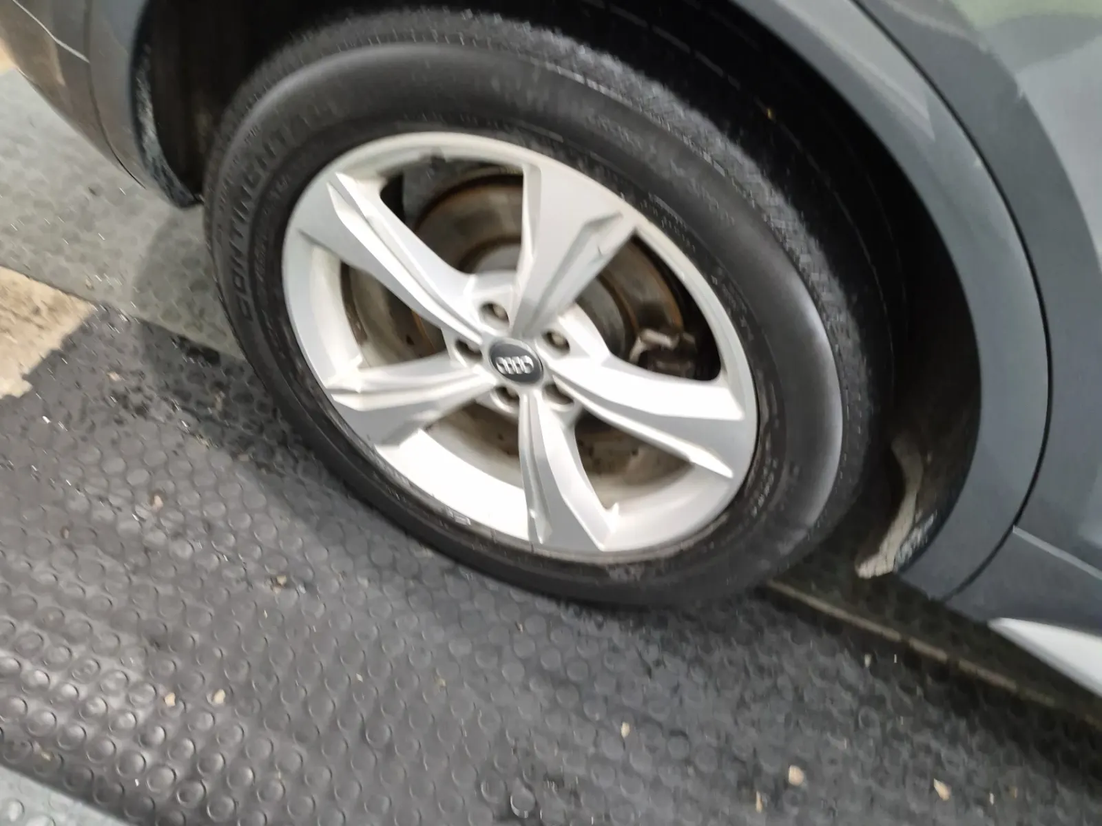 Right Rear Wheel/Tire Photo