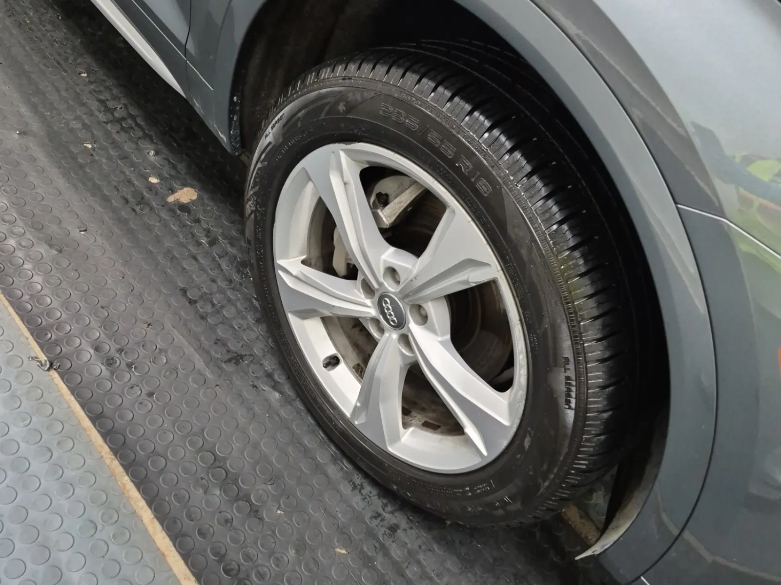 Right Front Wheel/Tire Photo