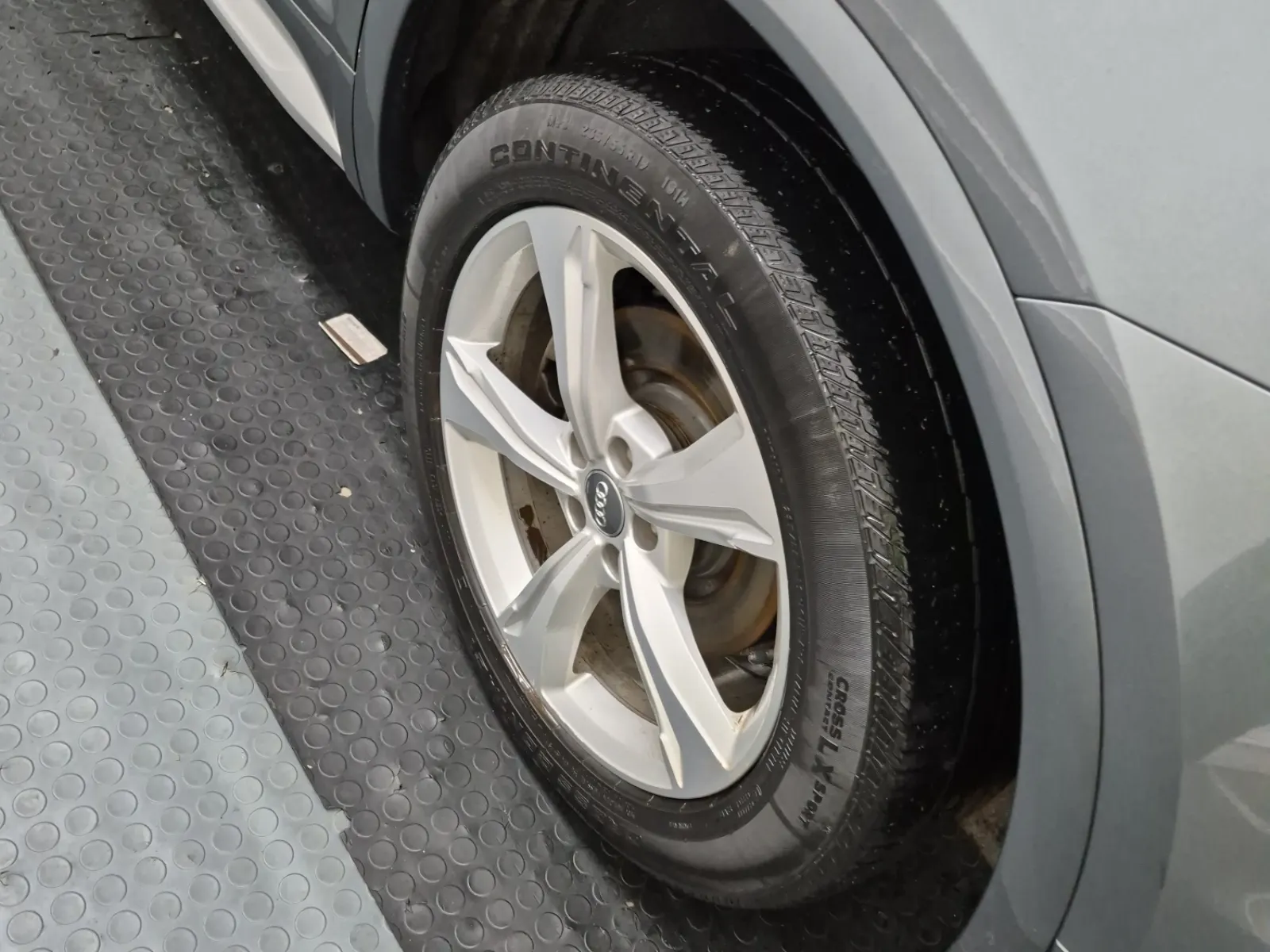 Left Rear Wheel/Tire Photo