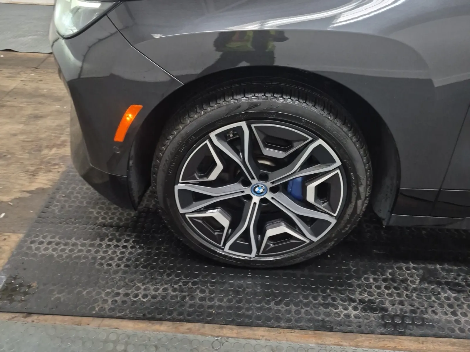 Front driver wheel/tire photo