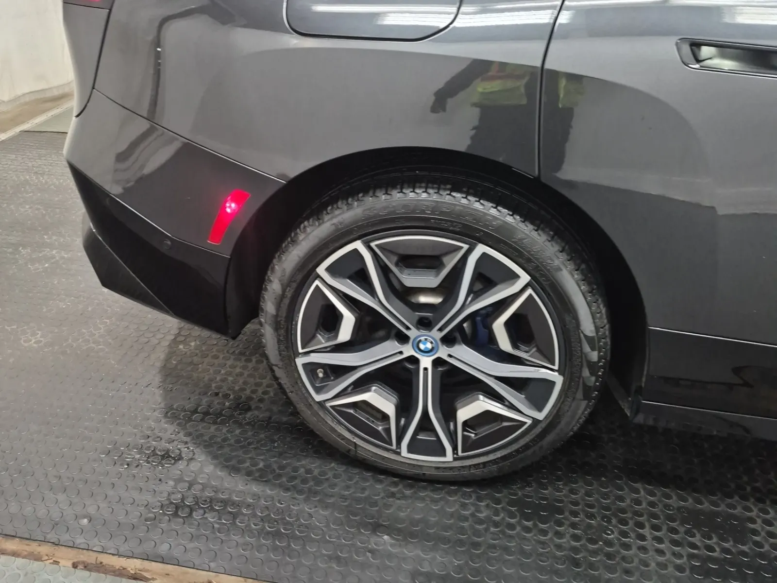 Right Rear Wheel/Tire Photo