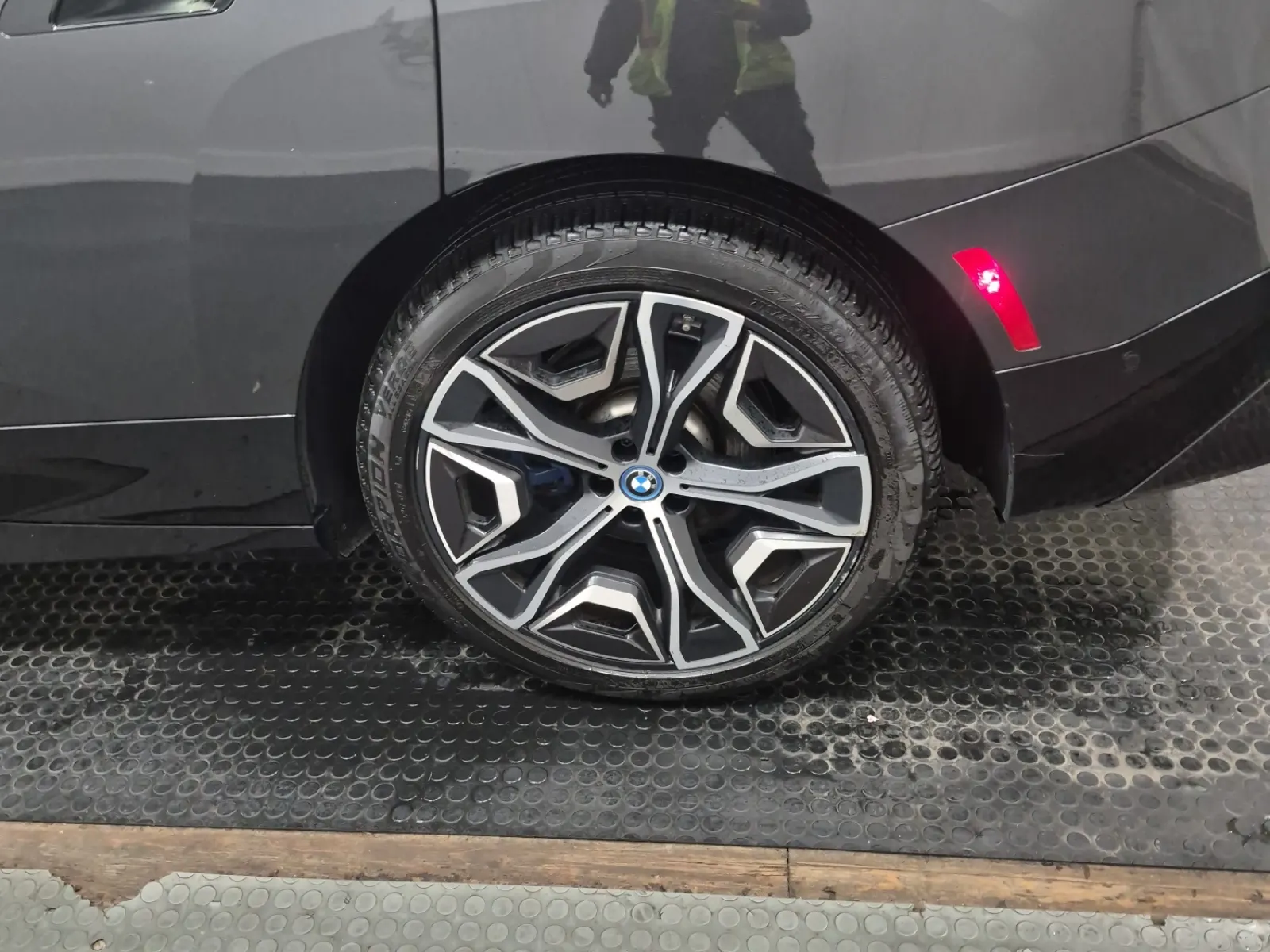 Left Rear Wheel/Tire Photo