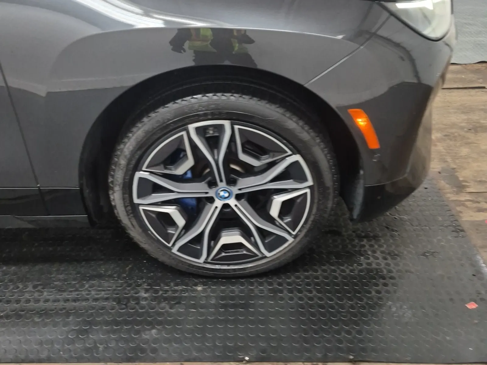 Right Front Wheel/Tire Photo