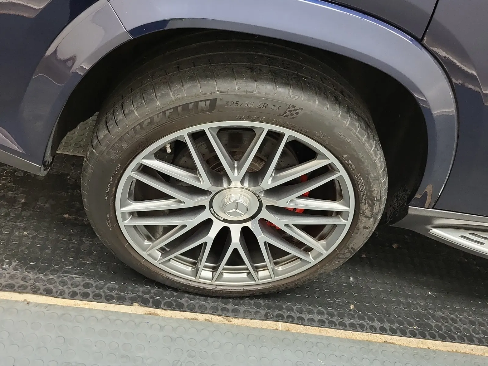 Right Rear Wheel/Tire Photo