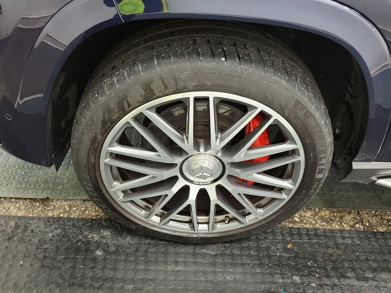 Front driver wheel/tire photo