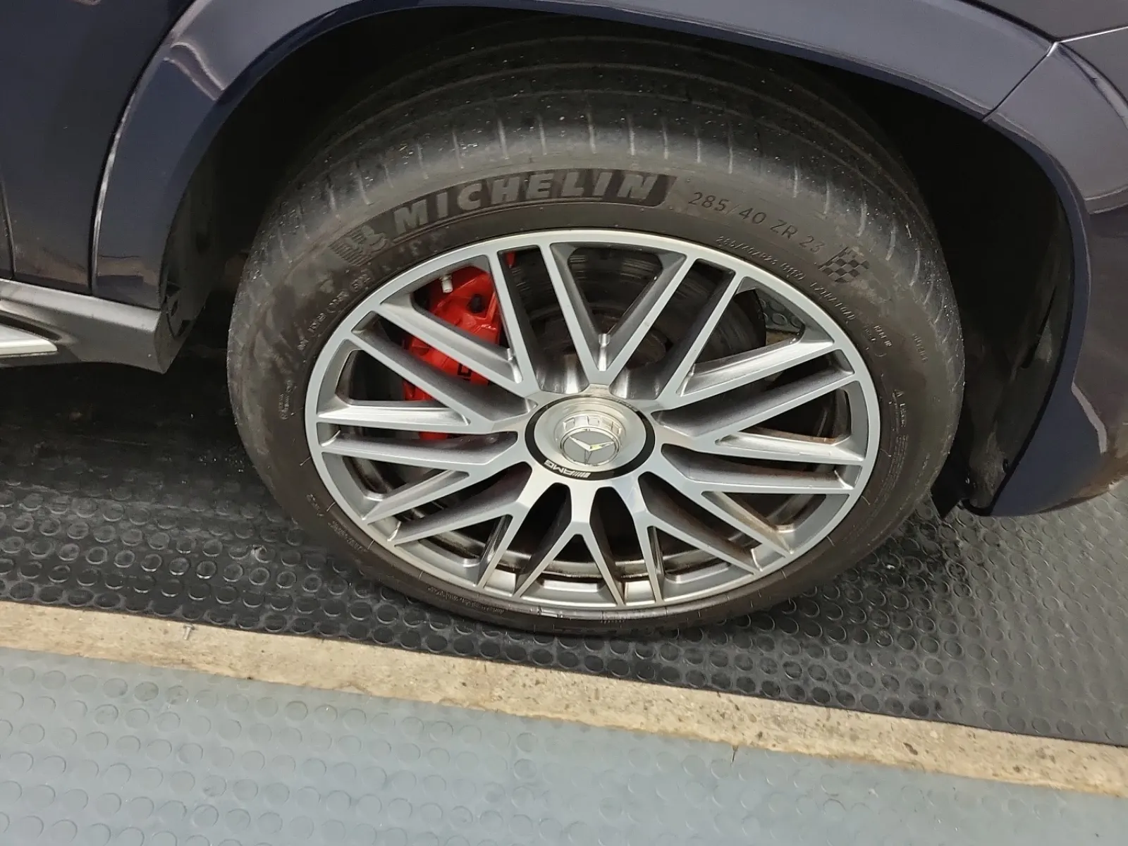 Right Front Wheel/Tire Photo