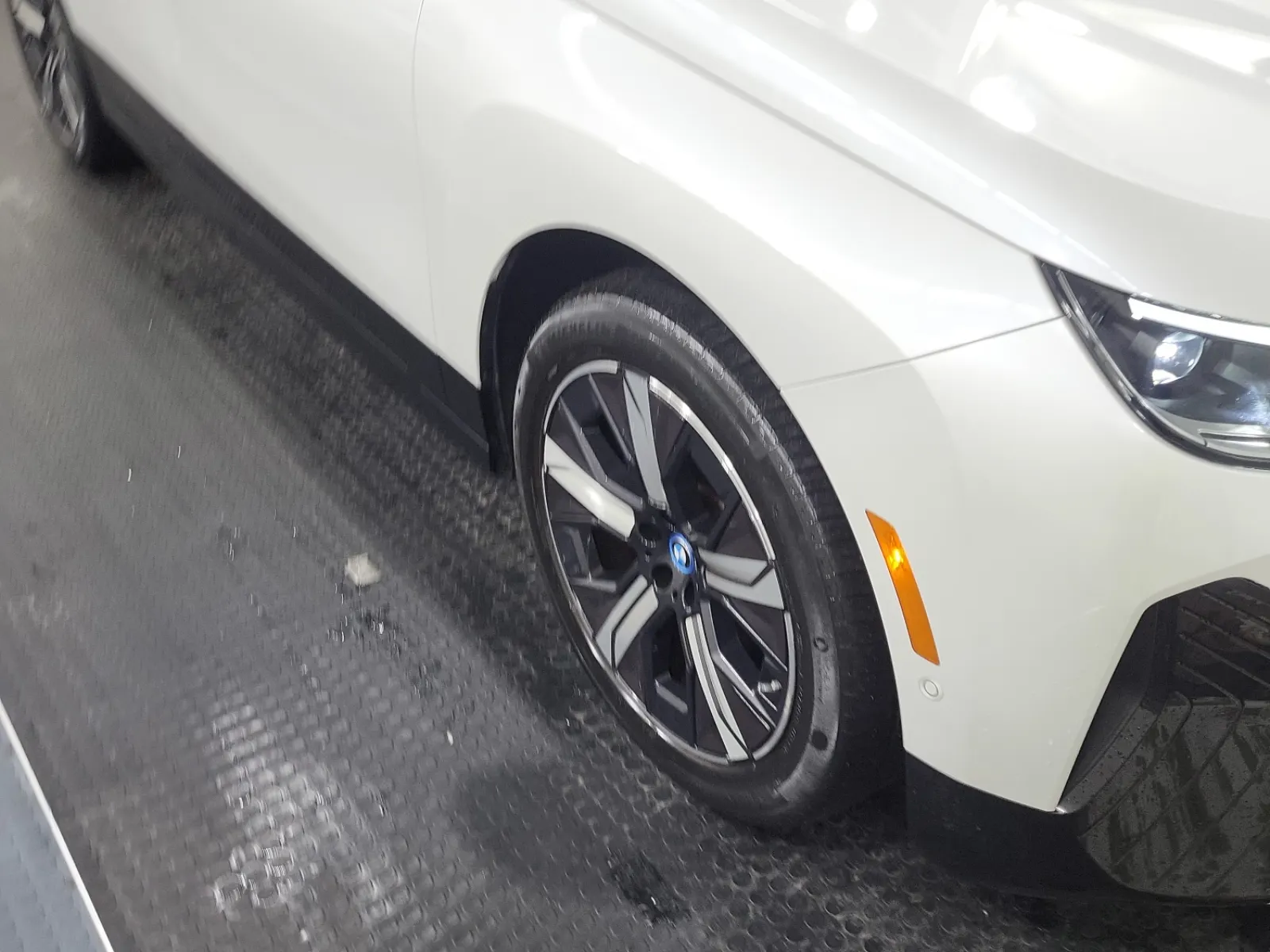 Right Front Wheel/Tire Photo