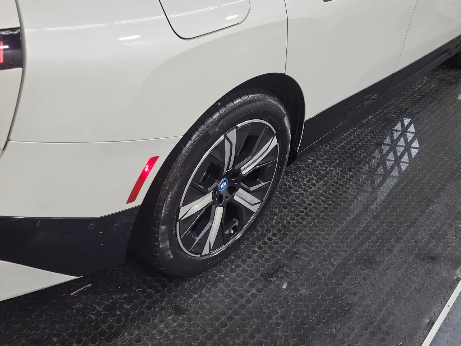 Right Rear Wheel/Tire Photo