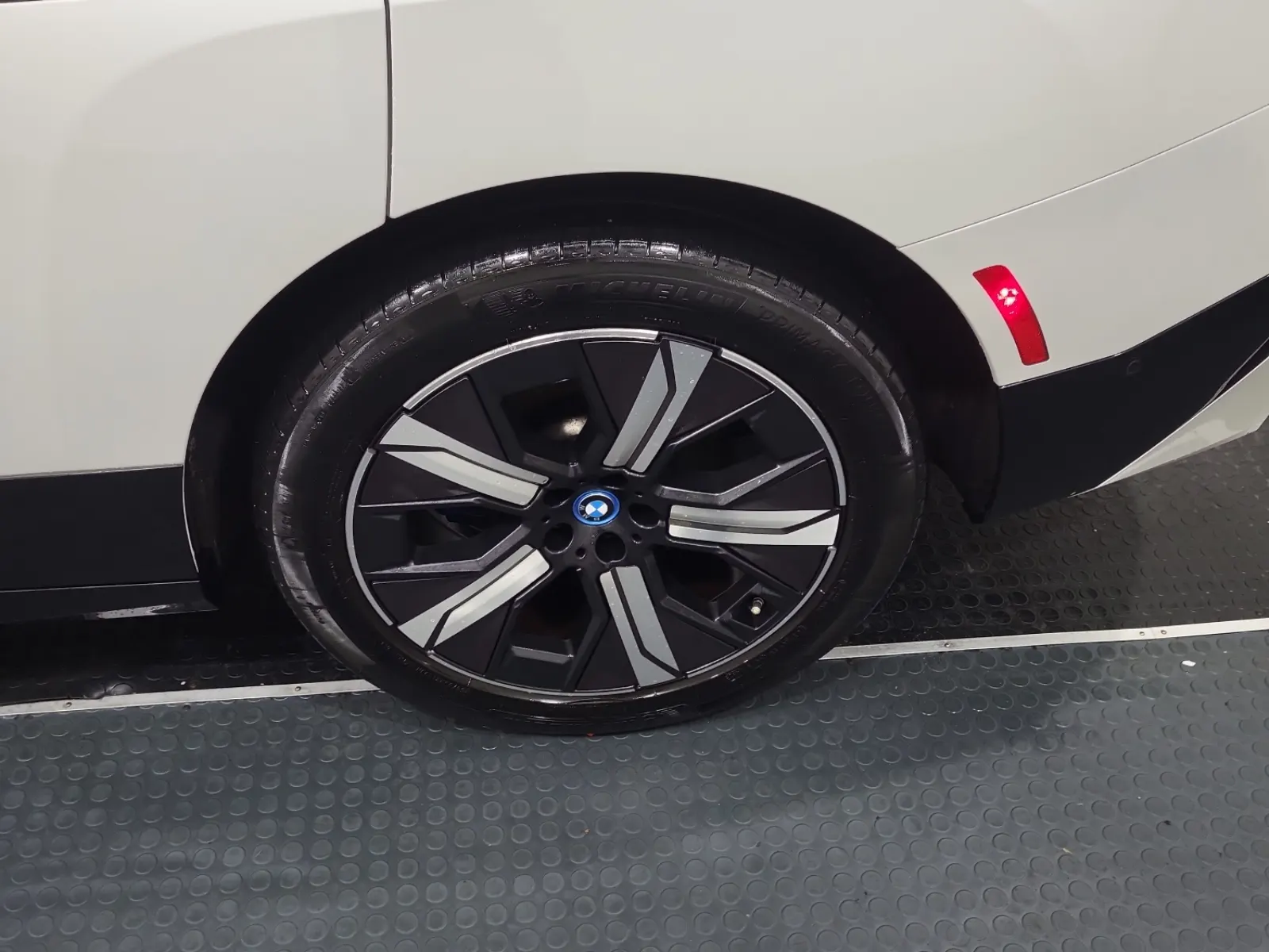 Left Rear Wheel/Tire Photo
