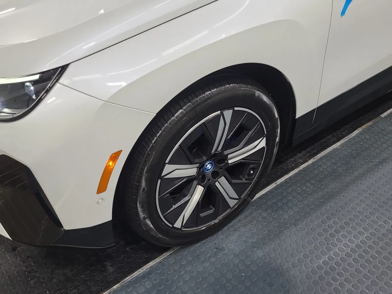 Front driver wheel/tire photo