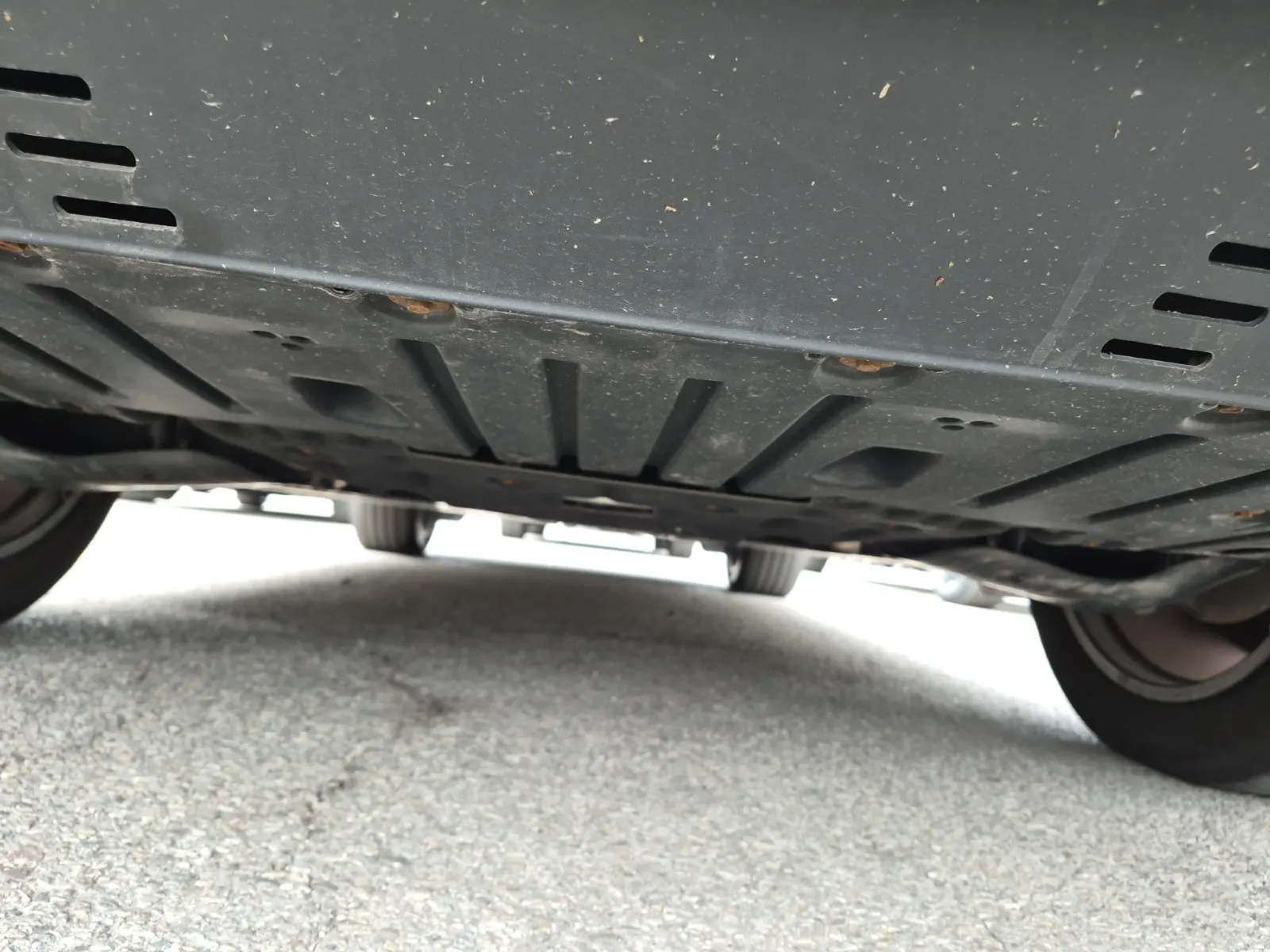 Undercarriage - Rear Photo
