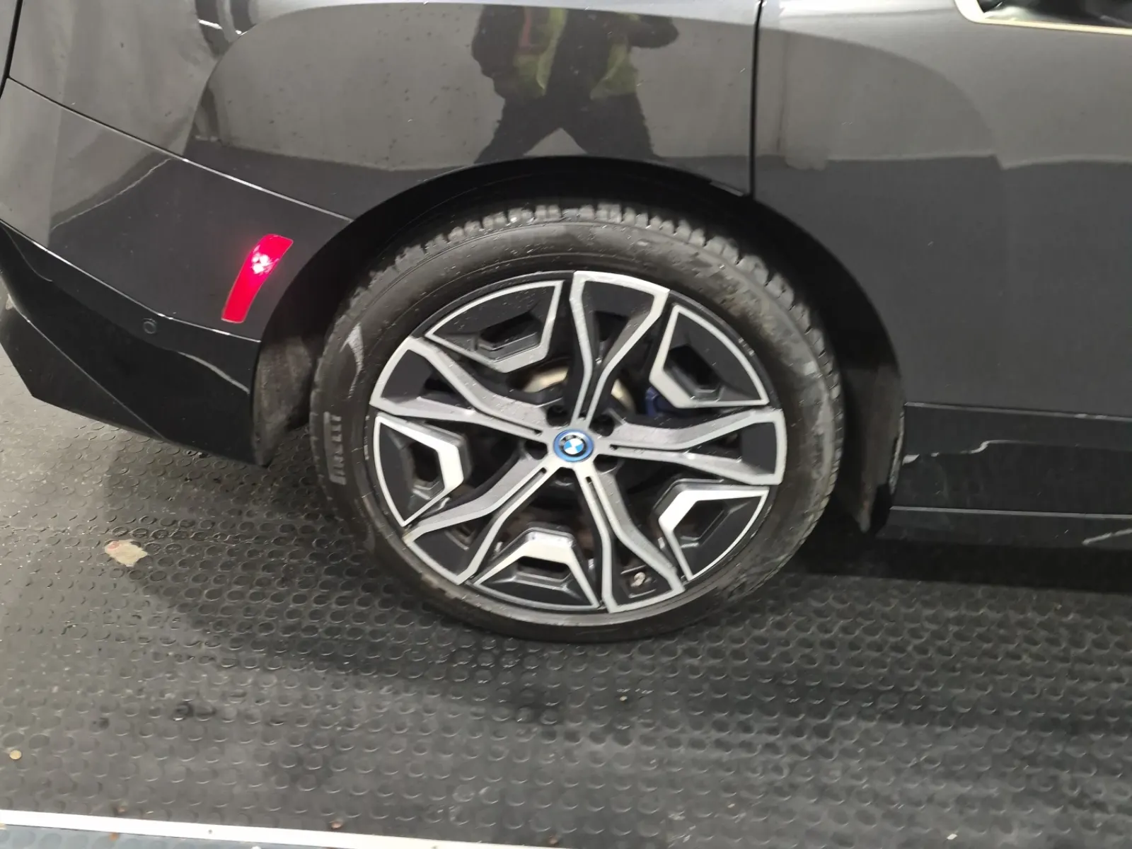 Right Rear Wheel/Tire Photo