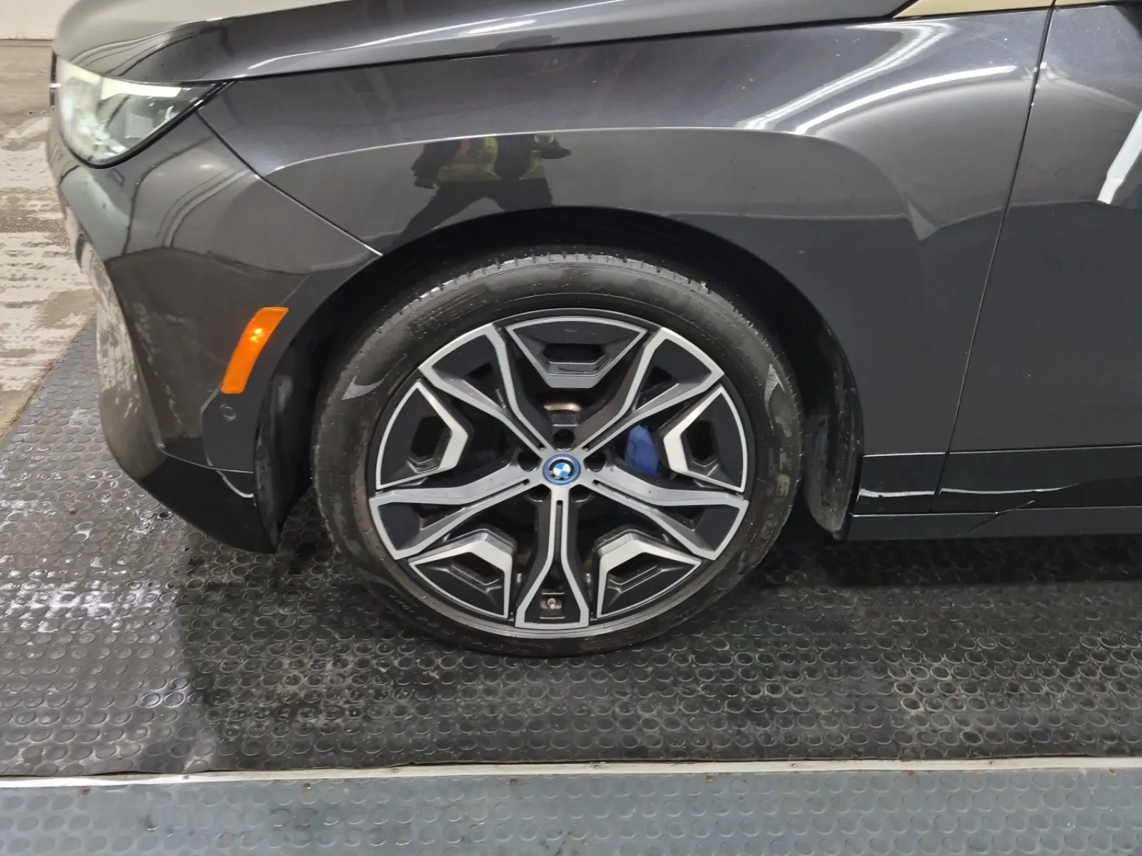 Front driver wheel/tire photo