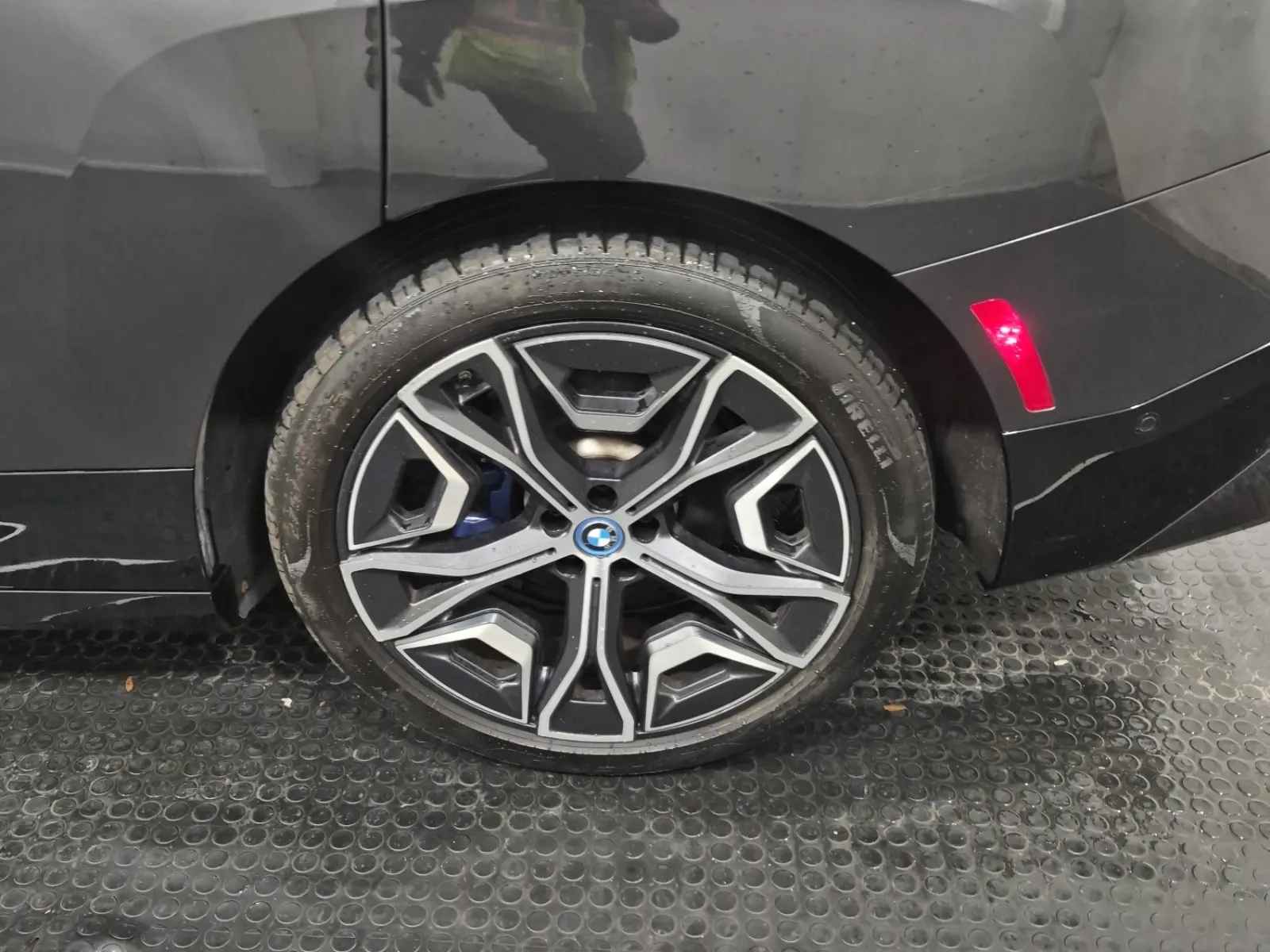 Left Rear Wheel/Tire Photo