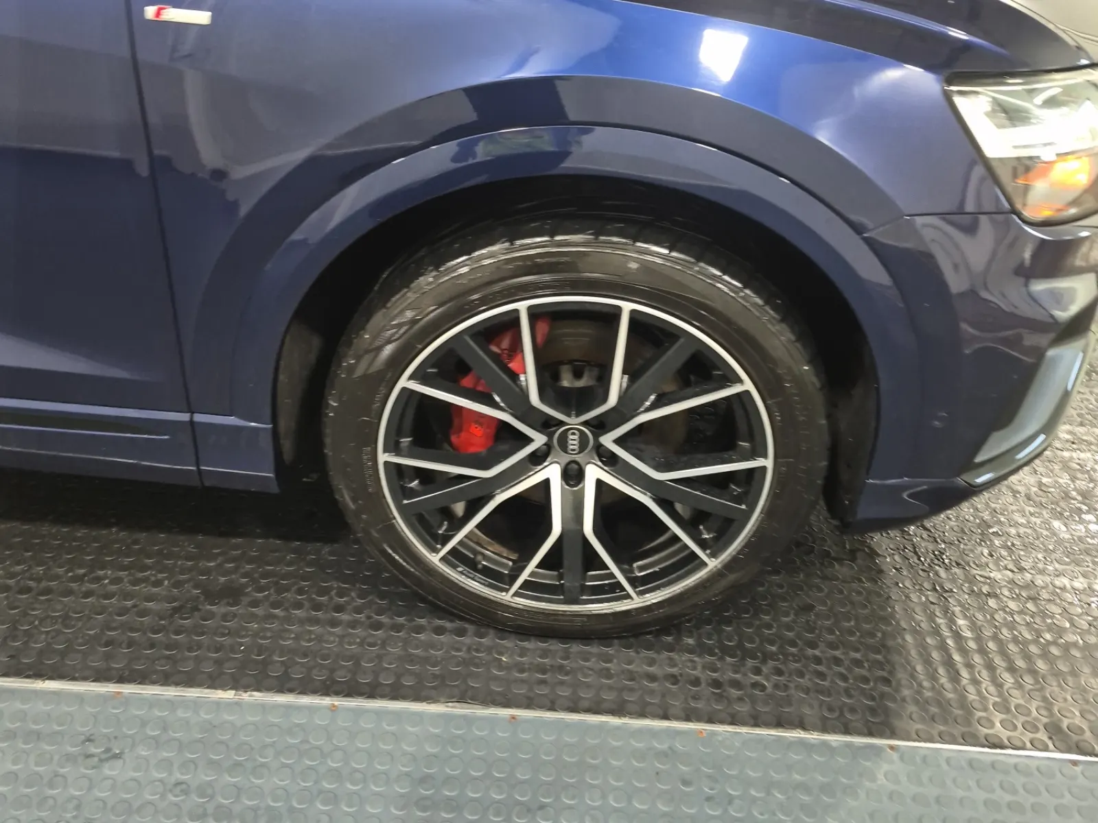 Right Front Wheel/Tire Photo