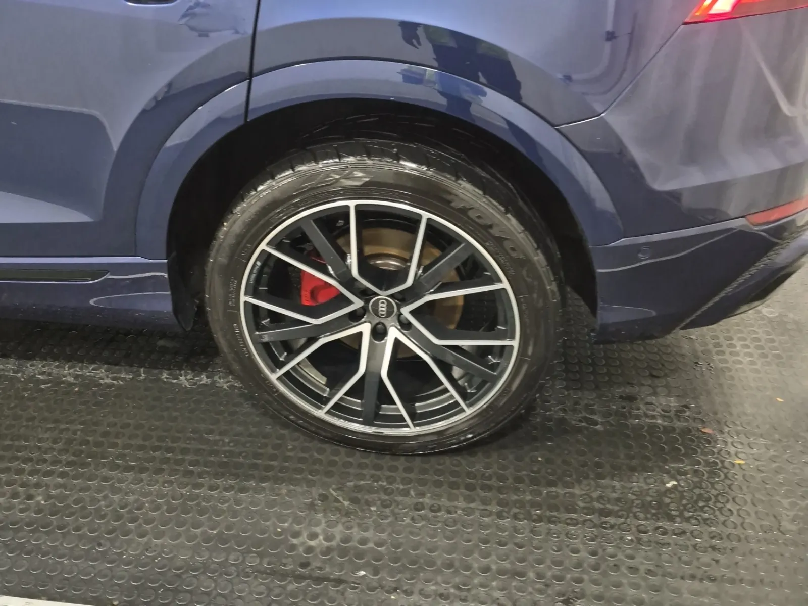 Left Rear Wheel/Tire Photo