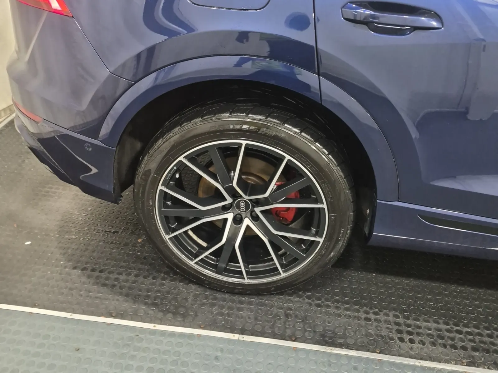 Right Rear Wheel/Tire Photo