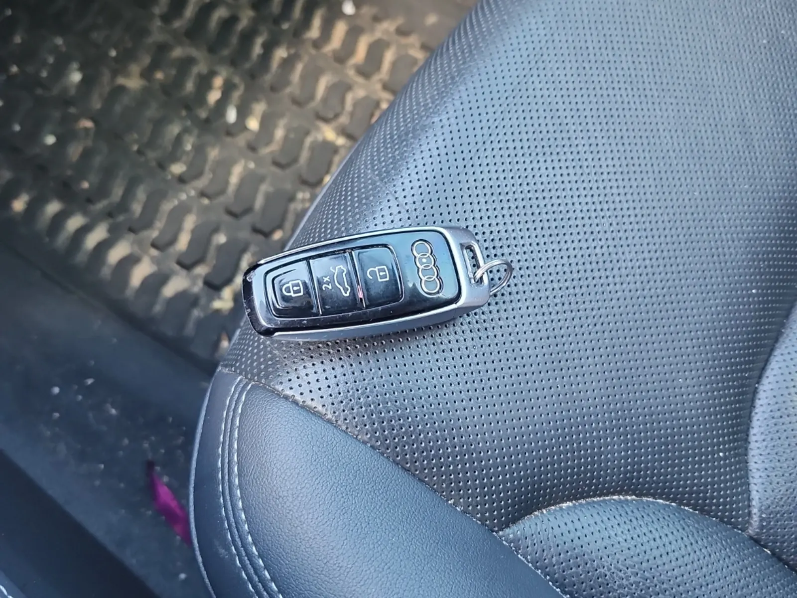 Keys/Fobs/Manual Photo
