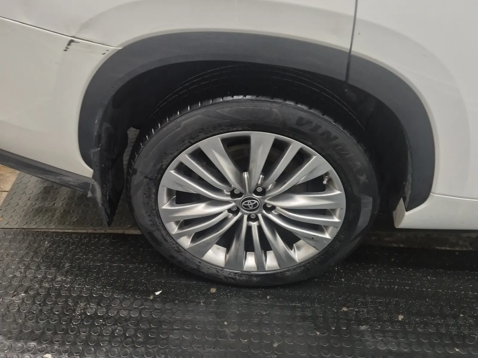 Right Rear Wheel/Tire Photo